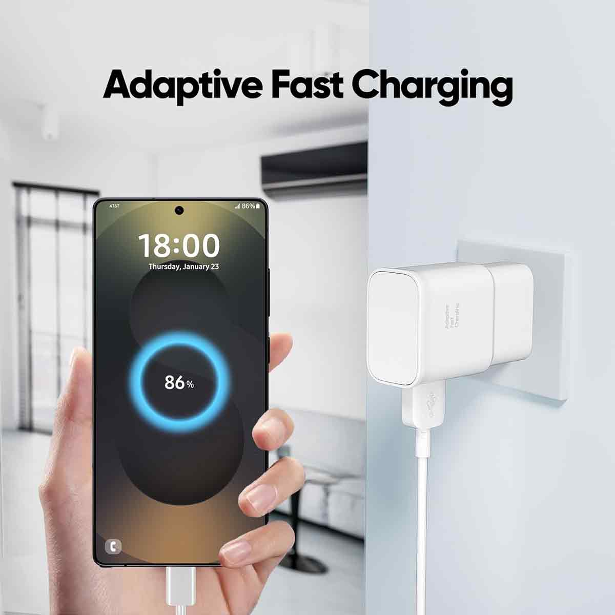 Eine Hand hält ein Telefon mit 86 % Ladung. Ein weißes Ladegerät ist in der Wand eingesteckt. Text: Adaptive Fast Charging.