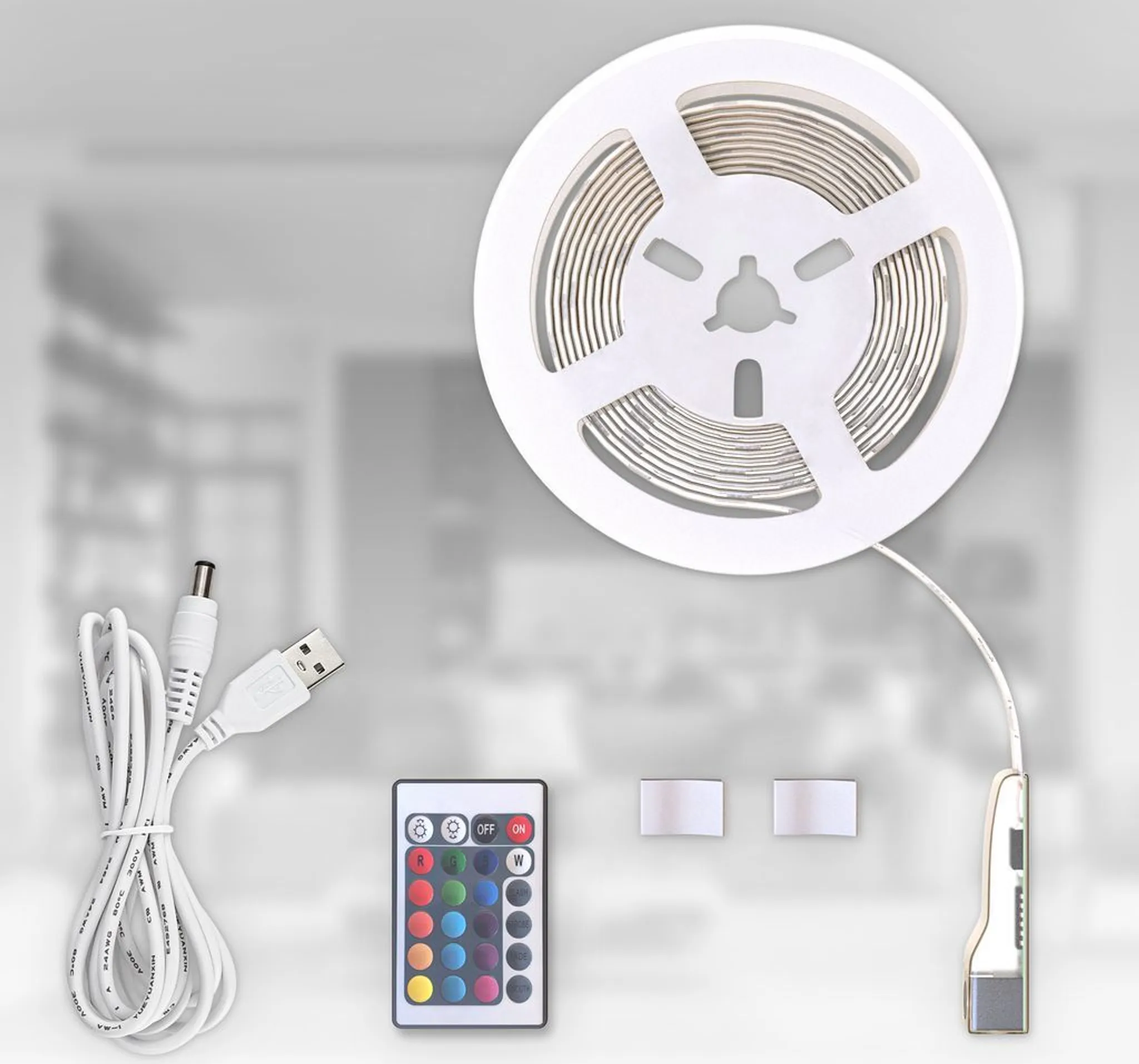 Eine weiße LED-Streifenrolle, Fernbedienung, Netzteil und Klebepads auf weißem Hintergrund.
