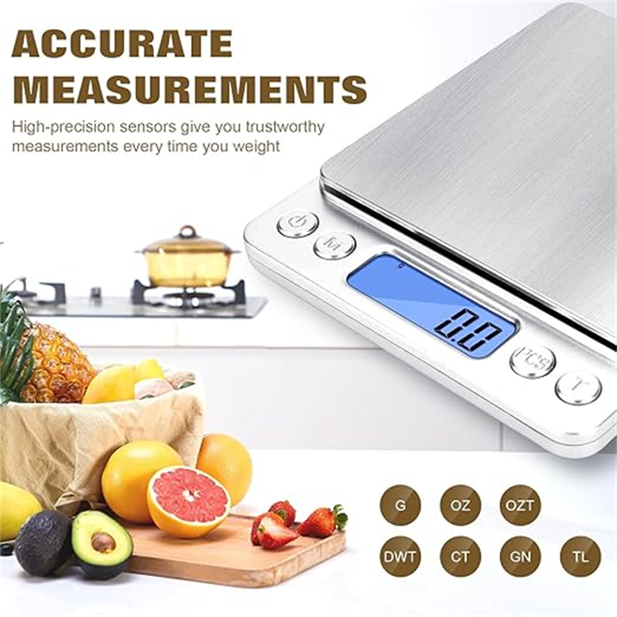 Eine digitale Küchenwaage mit Anzeige 0,0. Früchte, darunter Grapefruit, Erdbeeren und Avocado, liegen auf einem Holzbrett.