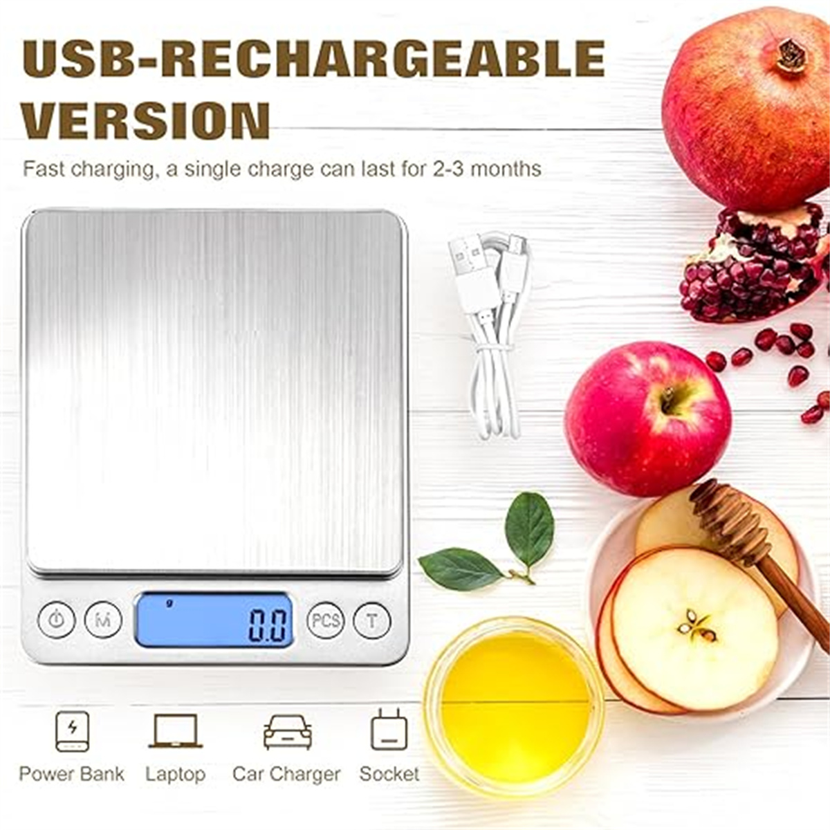 Eine digitale Küchenwaage zeigt 0,0 an. Obst wie Granatapfel, Apfelscheiben mit Honig und eine Honigschale daneben.