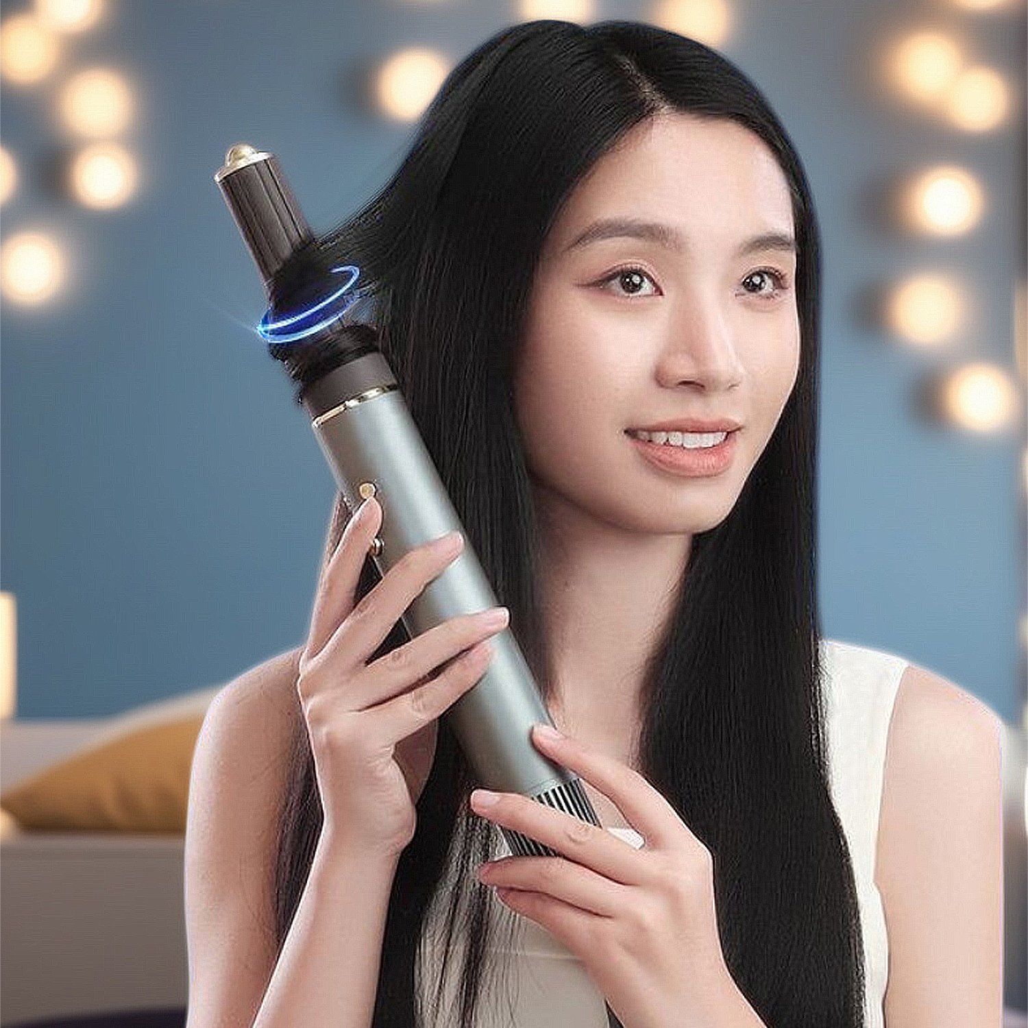 Eine Frau stylt ihr langes, schwarzes Haar mit einem Haarstyler. Sie lächelt. Der Hintergrund ist verschwommen blau und gold.