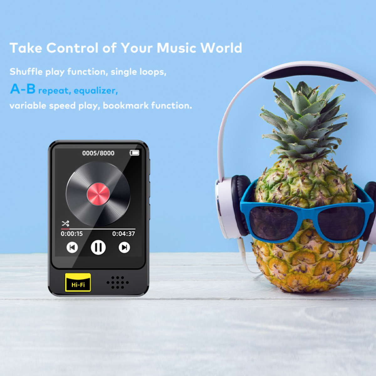 Eine Ananas mit Sonnenbrille und Kopfhörern neben einem Musikplayer. Der Hintergrund ist ein blauer Himmel.