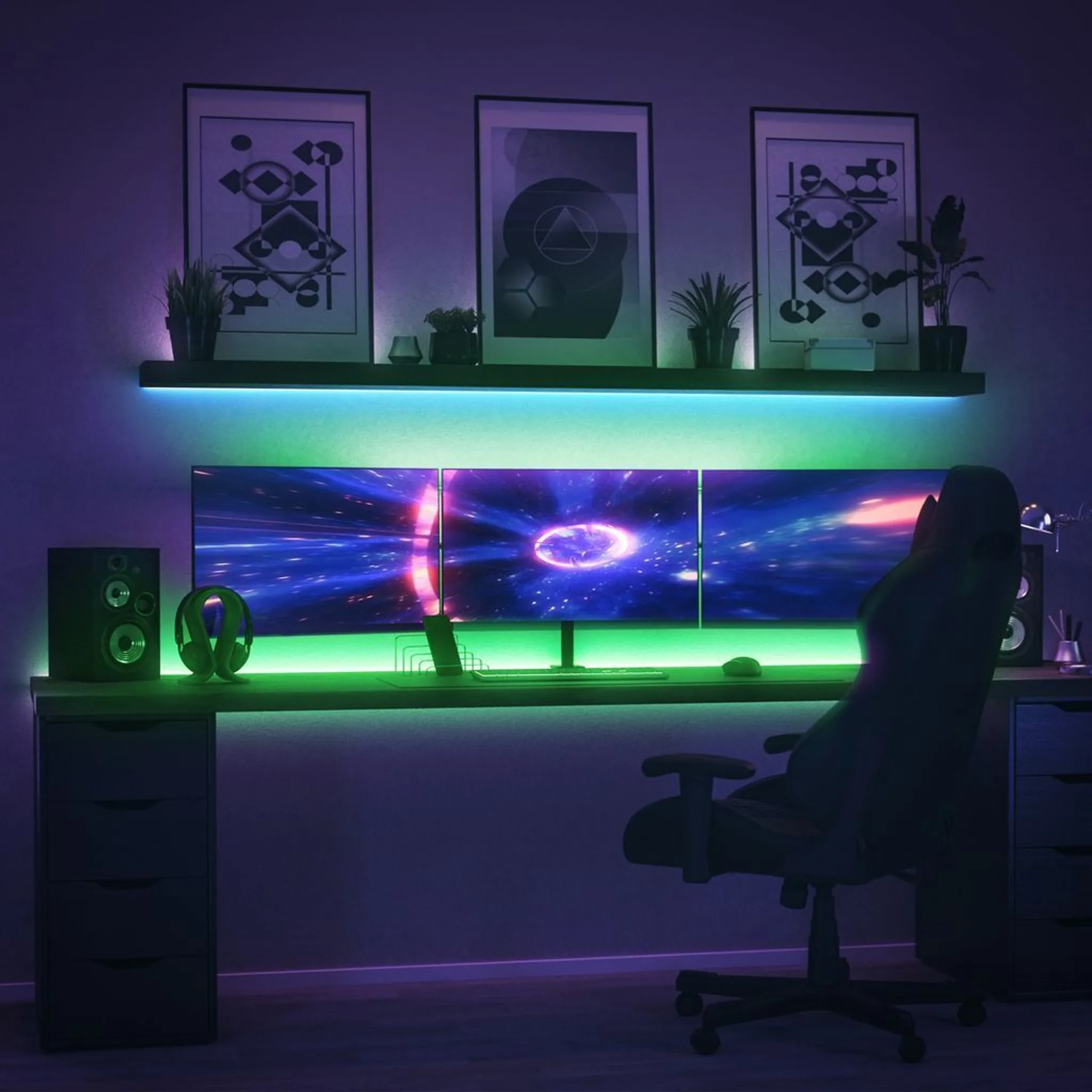 Ein Gaming-Setup mit drei Monitoren, die eine Weltraumszene zeigen. Ein Schreibtisch mit Stuhl, Lautsprechern und Wandkunst ist im Raum.