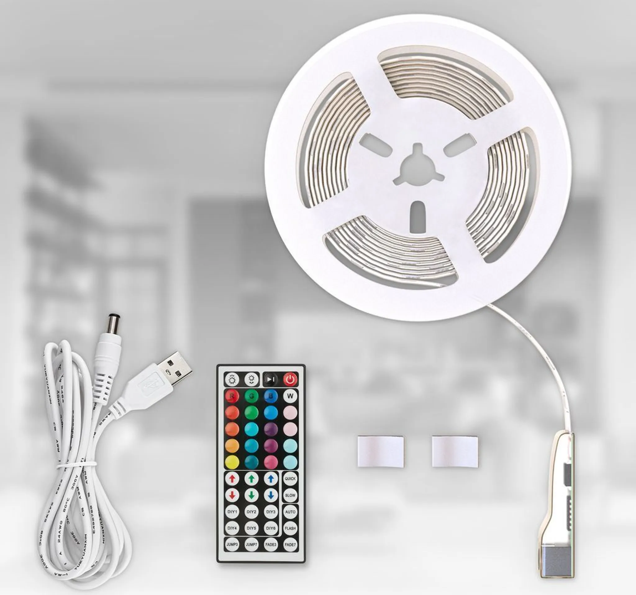 Weißes LED-Streifen-Kit mit Fernbedienung, USB-Kabel und Controller. Enthält eine Rolle Lichter und Klebeaufkleber.