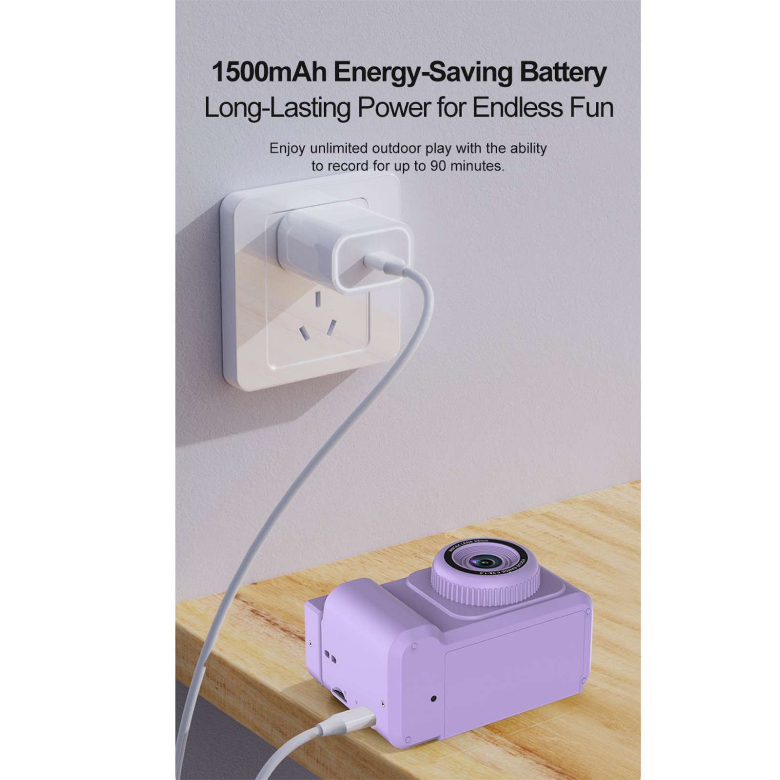 Eine violette Kamera ist mit einem weißen Ladegerät an eine Steckdose angeschlossen. Oben steht: '1500mAh Energiesparender Akku'.