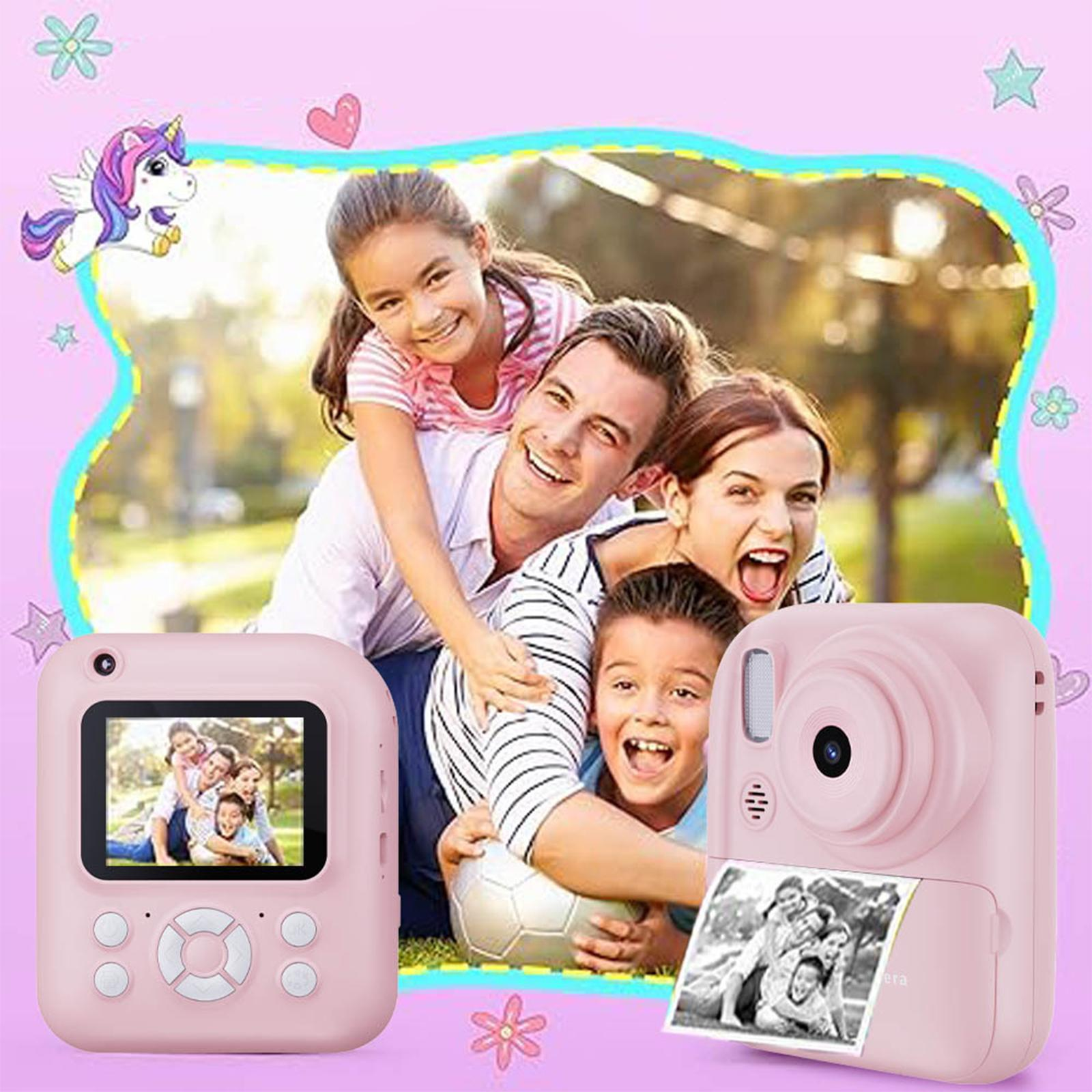 Familie lächelt, hält einen Fußball und zwei rosa Kameras. Eine Kamera zeigt ein Familienfoto. Der Hintergrund ist rosa und hat einige Zeichnungen.