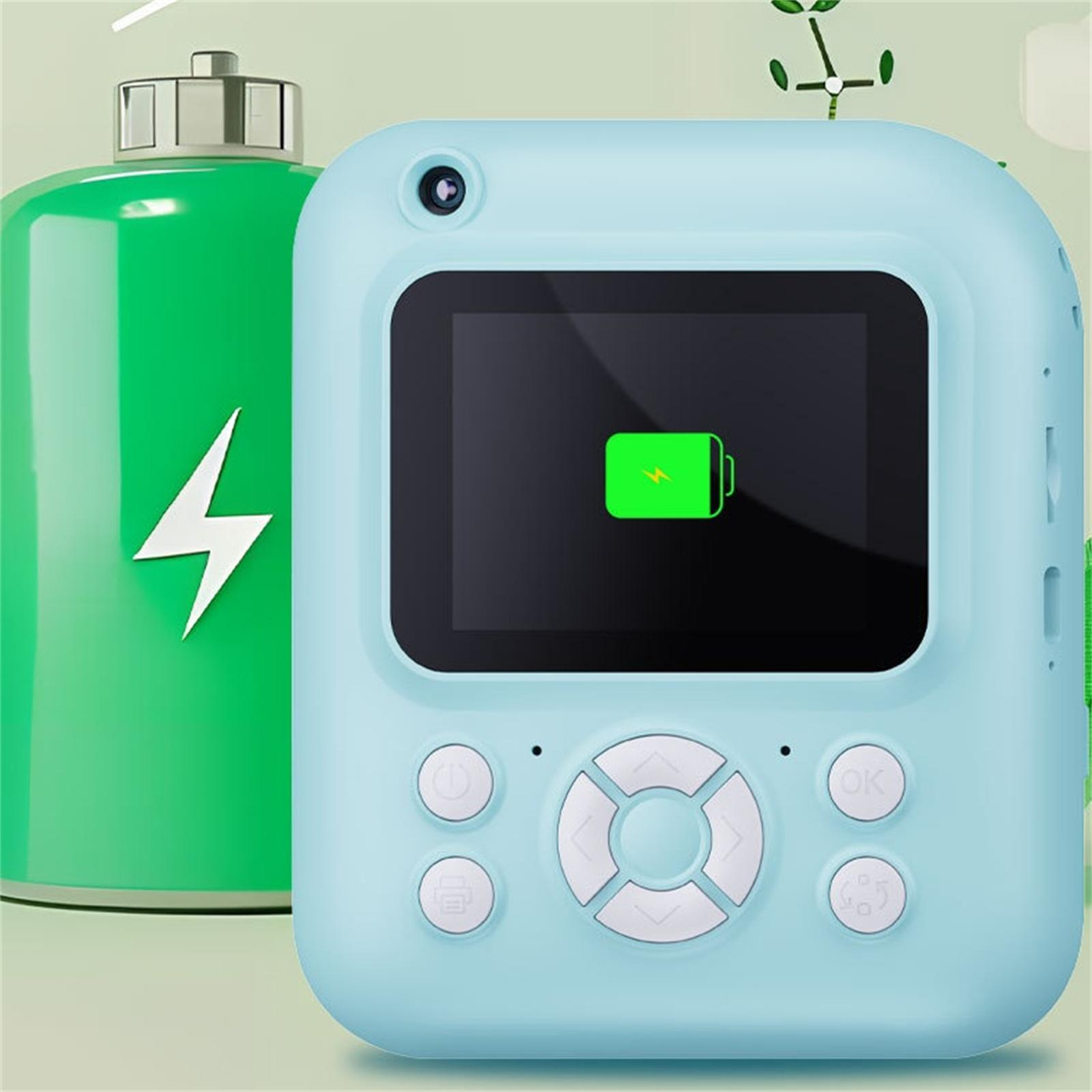 Eine hellblaue Kamera mit einem Bildschirm, der ein Akkusymbol anzeigt. Daneben befindet sich eine grüne Batterie mit Blitz.