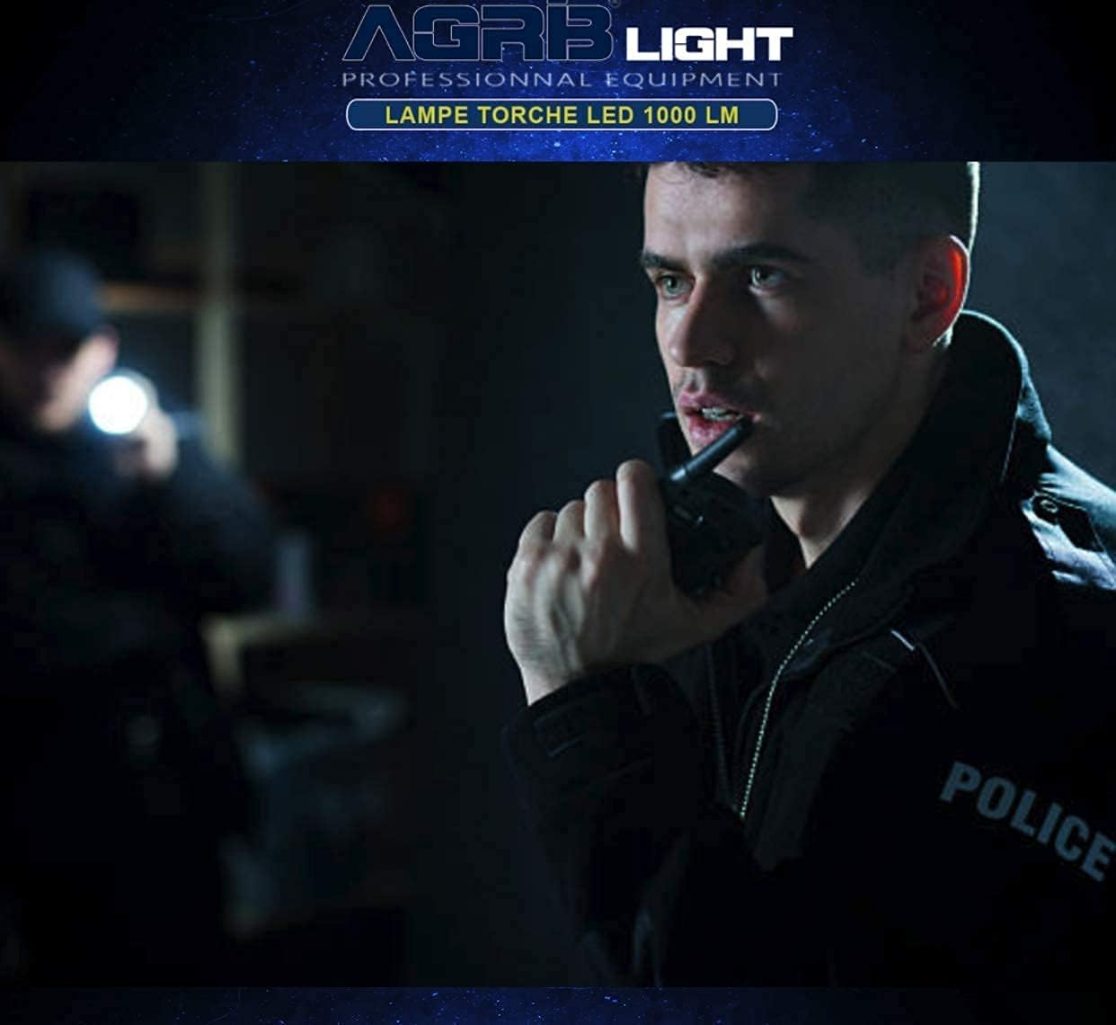 Ein Polizist mit Funkgerät in der Hand. Ein anderer Polizist mit Taschenlampe im Hintergrund. Das Wort Polizei ist sichtbar.