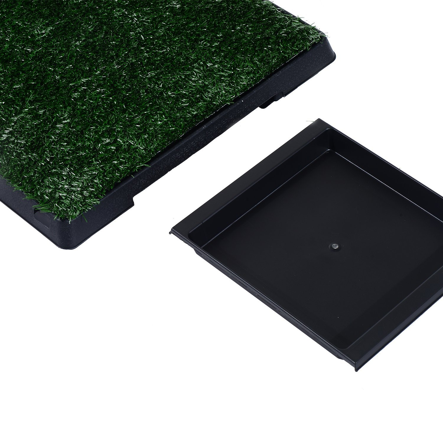 Un orinal para perros con césped artificial verde en una bandeja negra. Junto a él, una bandeja negra separada, todo sobre una superficie blanca.
