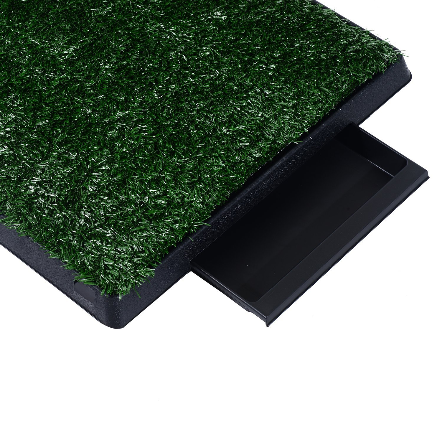 Una alfombra de césped artificial verde oscuro con una bandeja negra para mascotas. La bandeja está extraída y el fondo es blanco.