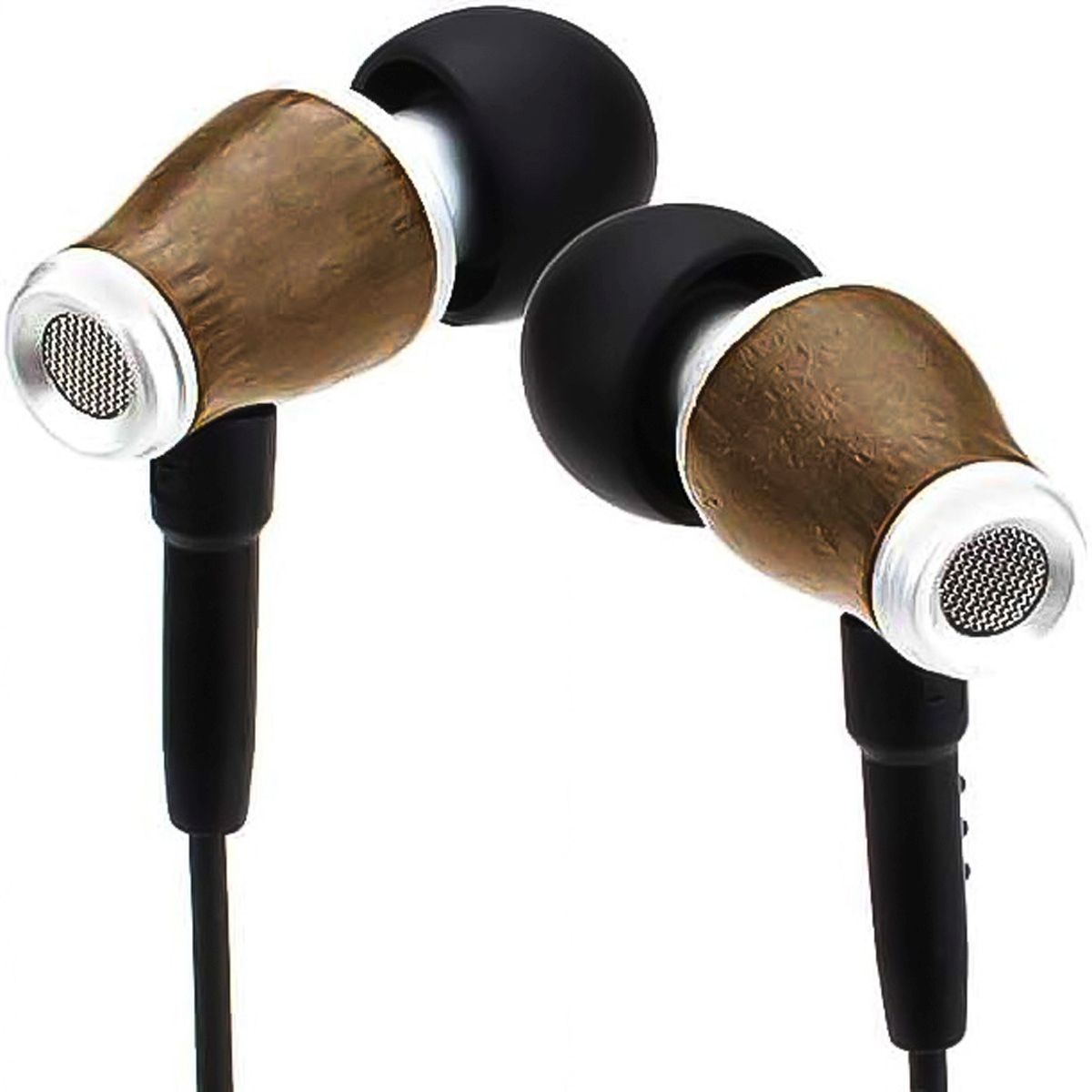 Twee in-ear hoofdtelefoons. Ze hebben bruine, houten oortelefoonbehuizingen met zilveren gaasschermen, zwarte oortips en zwarte draden.
