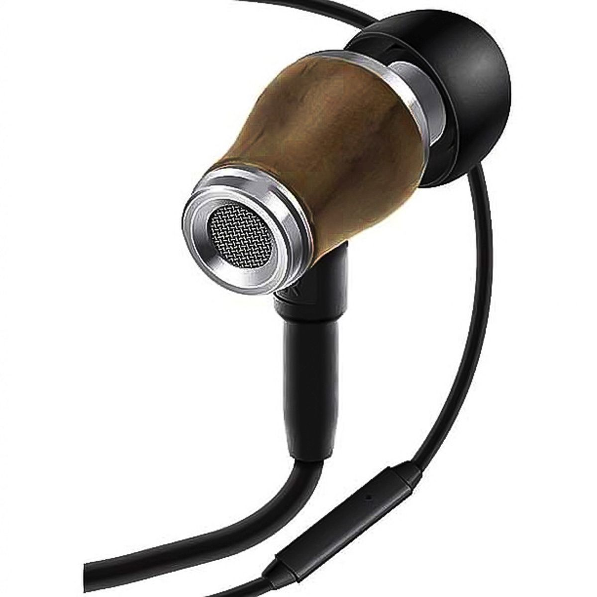 Close-up van een oortelefoon met een bruin houten design, metalen gaas en zwarte kabel. De andere oortelefoon is zwart.