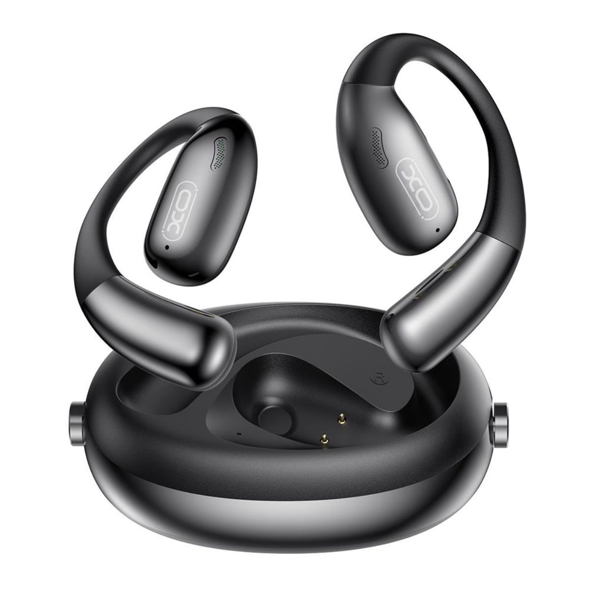 Auricolari wireless neri con custodia di ricarica. Gli auricolari hanno un design unico over-ear e la custodia è circolare.