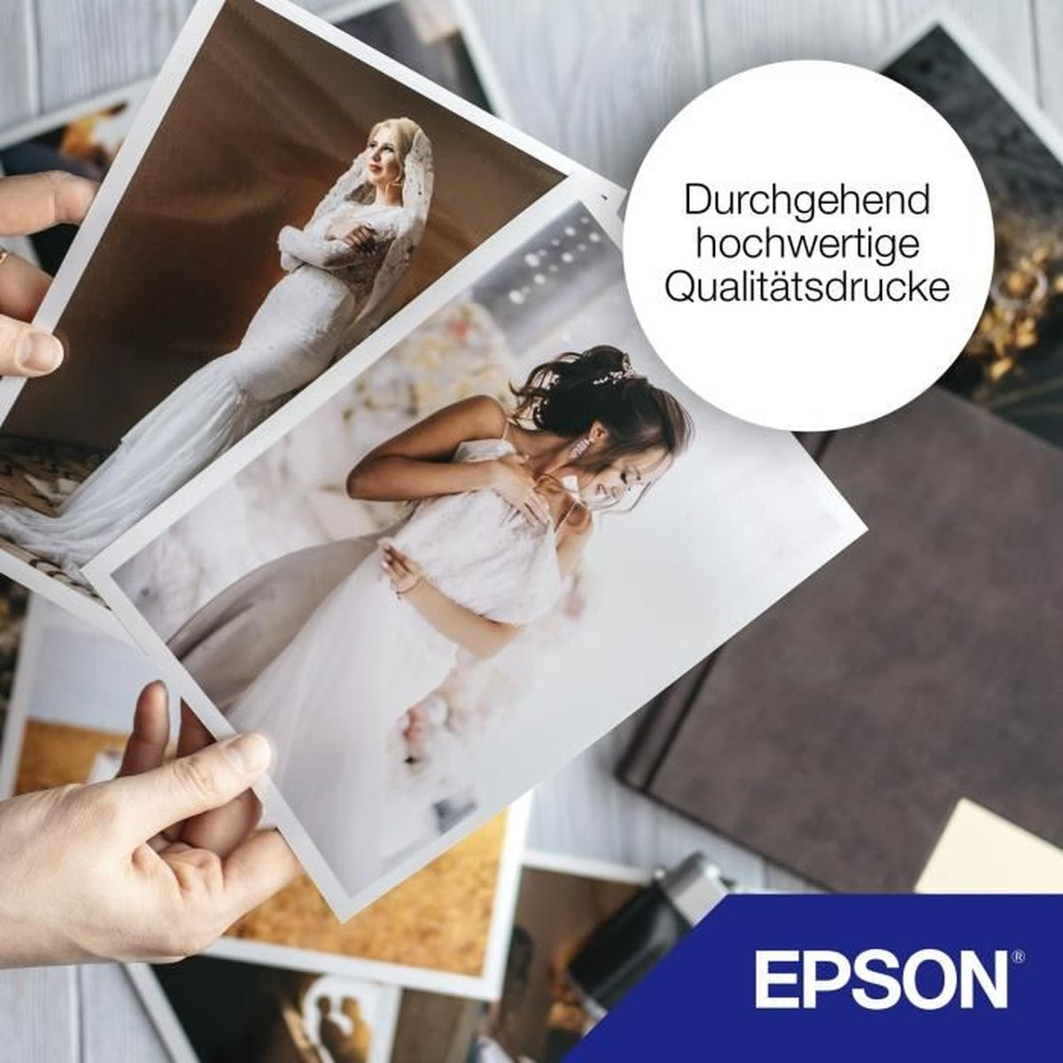 Se muestran varias fotos de boda. Dos mujeres con vestidos blancos. Círculo blanco con texto alemán. Logotipo de Epson en la esquina inferior derecha.