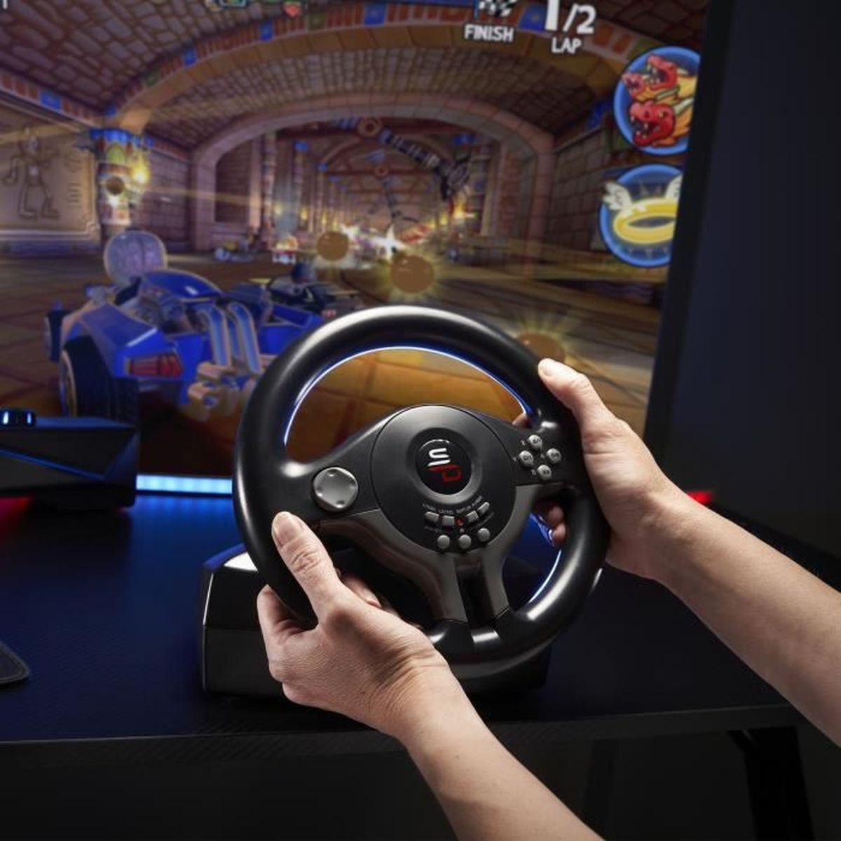 Hände halten ein schwarzes Gaming-Lenkrad. Ein Rennspiel-Bildschirm zeigt ein Auto, das auf einer Rennstrecke fährt.