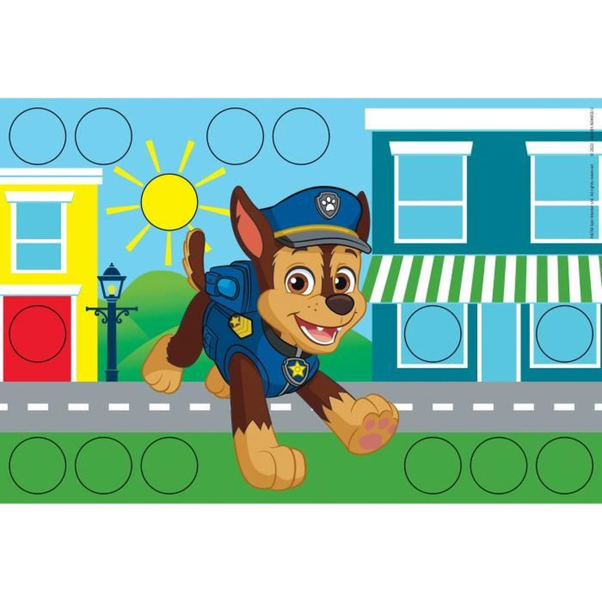 Chase von Paw Patrol rennt, trägt eine Polizeiuniform. Gelbe Sonne, Gebäude und grüne Kreise im Hintergrund.