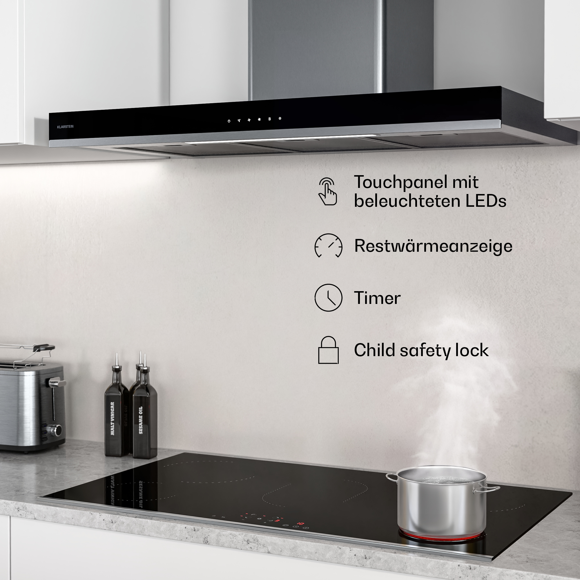 Küchenszene: schwarzes Kochfeld mit Topf, Dampf steigt auf. Dunstabzugshaube. Toaster, Öle auf der Theke. Touchpanel und Funktionen gelistet.