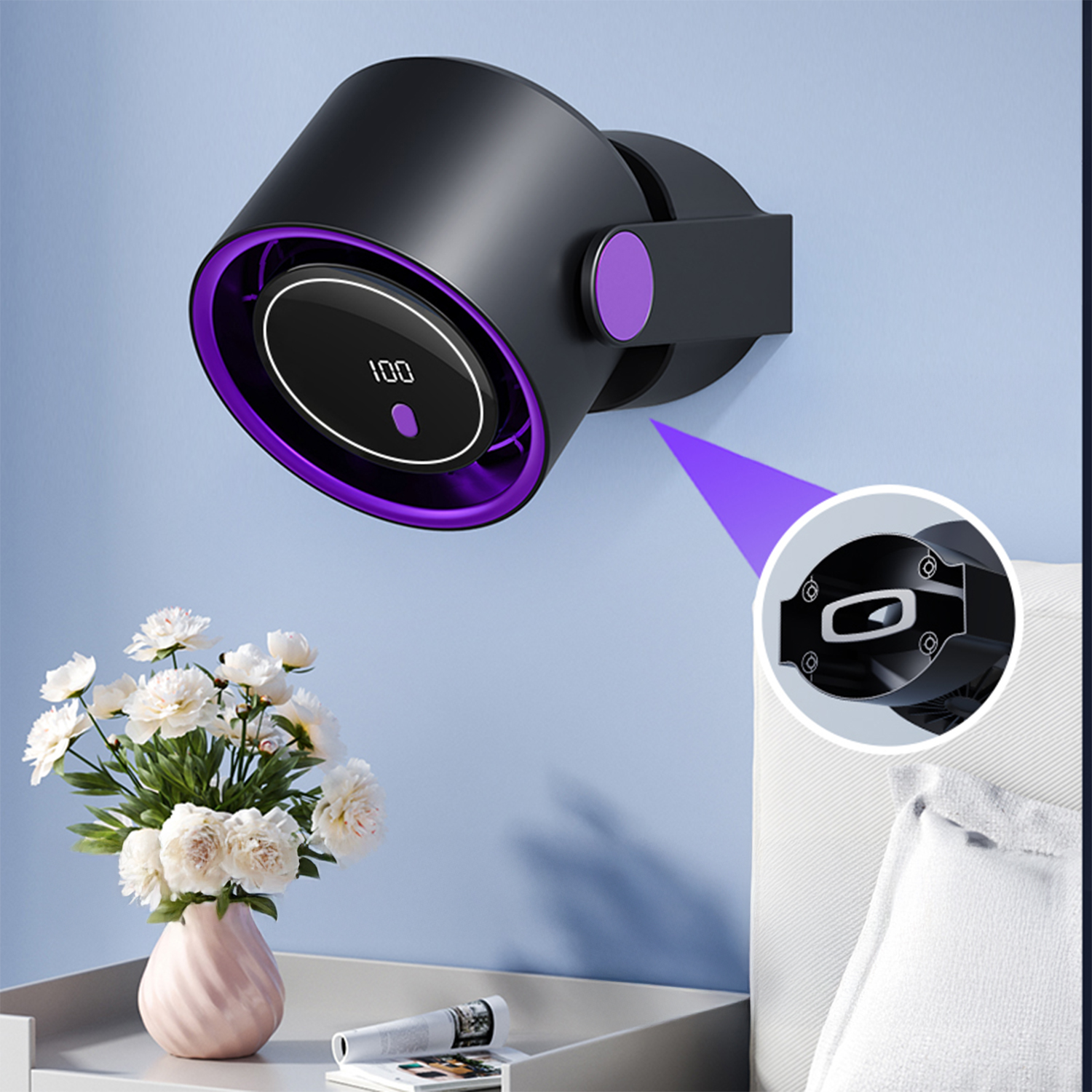Purificatore d'aria nero e viola su un muro blu. Ha un display digitale con il numero 100. Fiori in un vaso rosa sul tavolo.