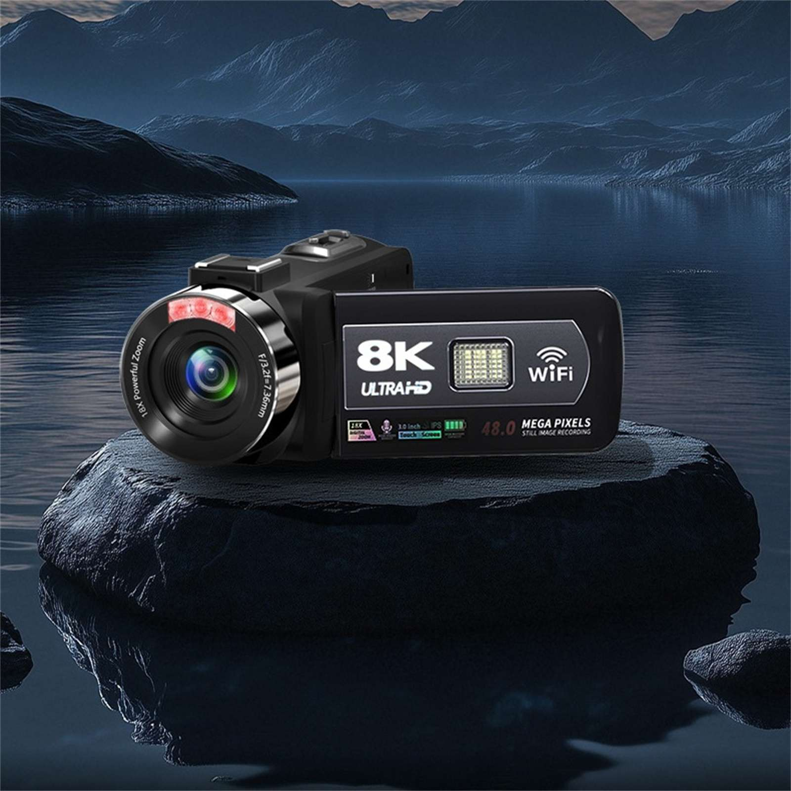 Eine schwarze Videokamera mit 8K Ultra HD-Funktionen steht auf einem dunklen Felsen. Der Hintergrund zeigt dunkles Wasser und Berge.