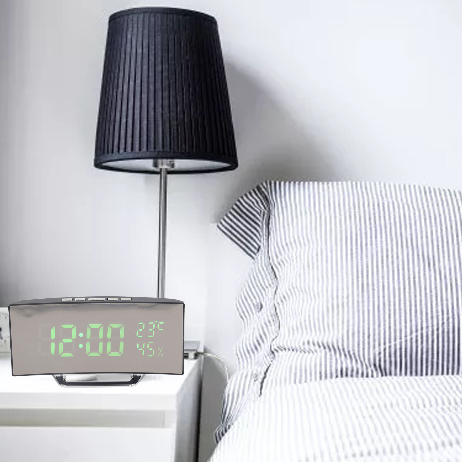 Schlafzimmer mit Uhr, die 12:00 anzeigt, Lampe und Bett mit gestreifter Bettwäsche.