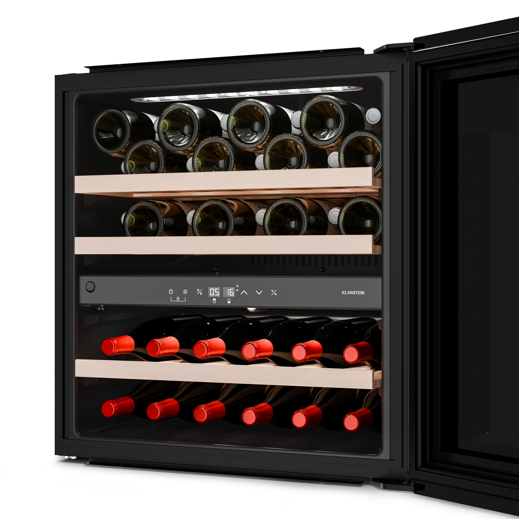 Un refrigeratore per vino nero con porta a vetro, che mostra bottiglie di vino su ripiani in legno. La porta è aperta. Marchio 'Klarstein'.