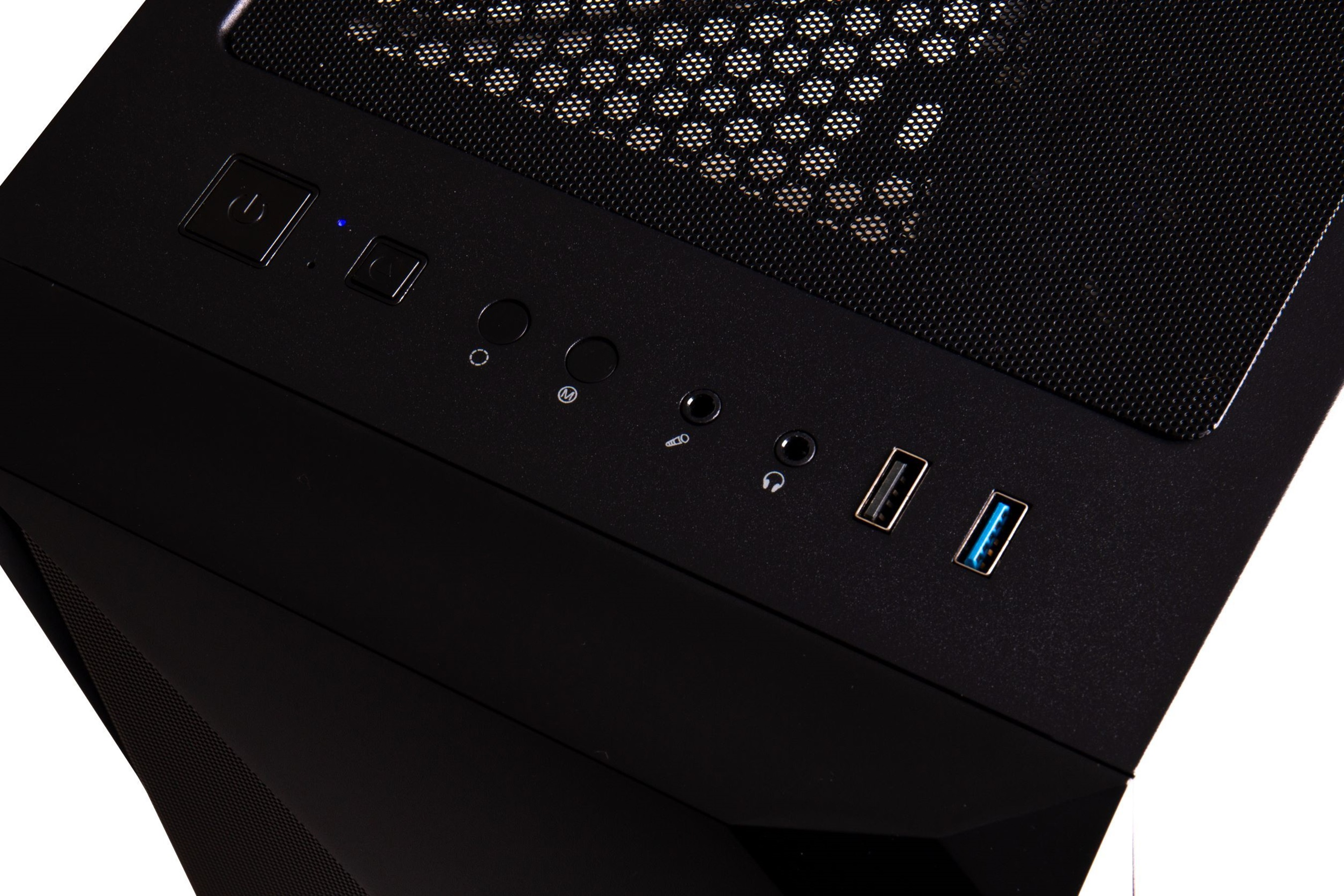 Nahaufnahme eines schwarzen Computergehäuses. Es hat Knöpfe, Anschlüsse und ein Mesh-Panel. USB-Anschlüsse und Audioanschlüsse sind sichtbar.