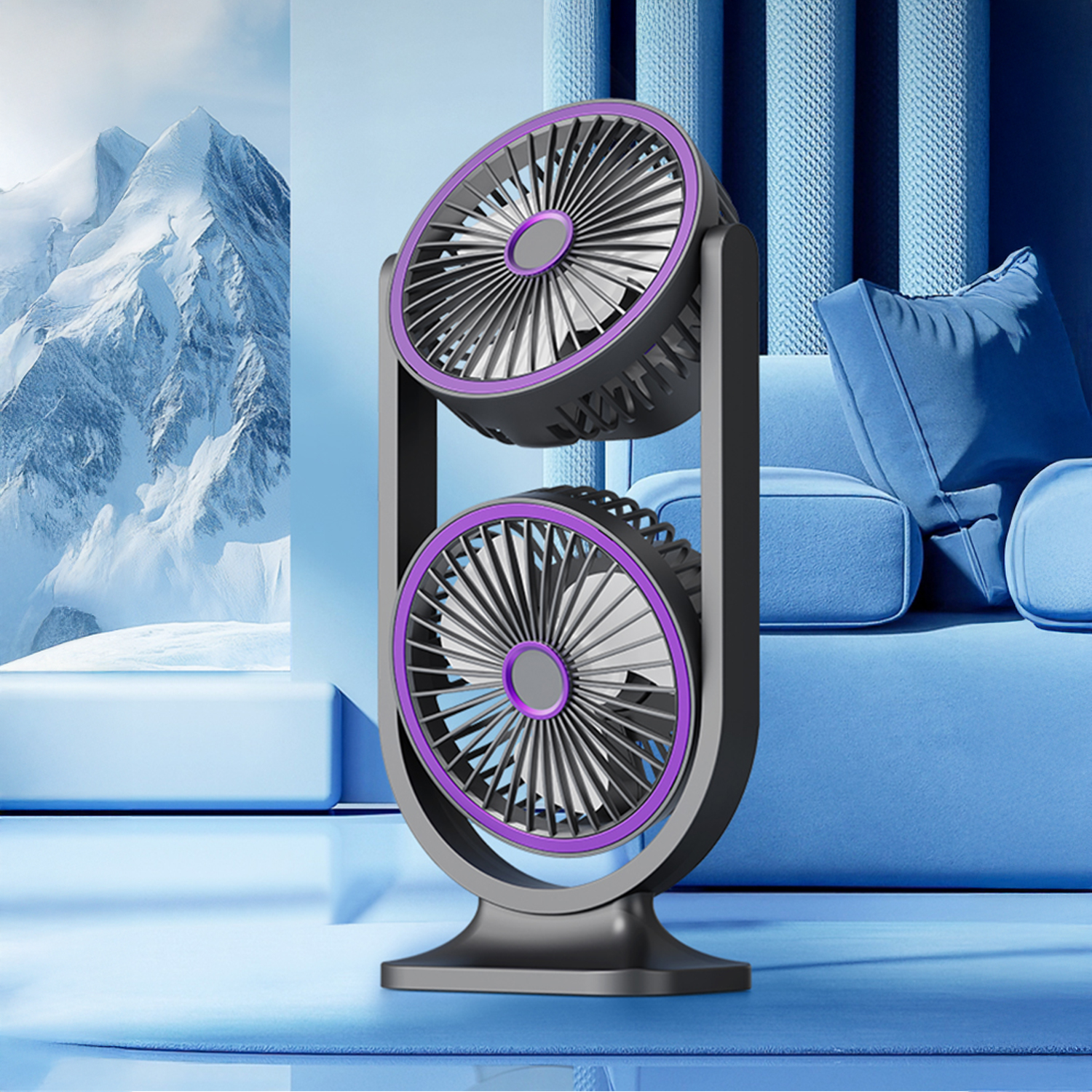 Un doppio ventilatore nero e viola su una superficie blu. Sullo sfondo, un divano blu, tende e una montagna innevata.