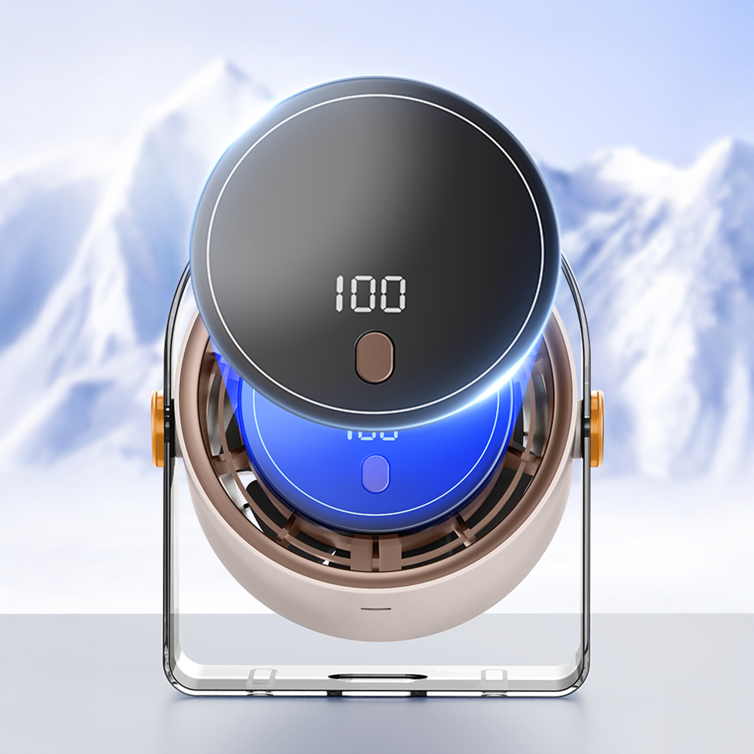Un ventilador moderno con una pantalla digital que muestra '100'. Tiene una parte superior negra, un cuerpo beige y se apoya en un marco transparente, con montañas nevadas.