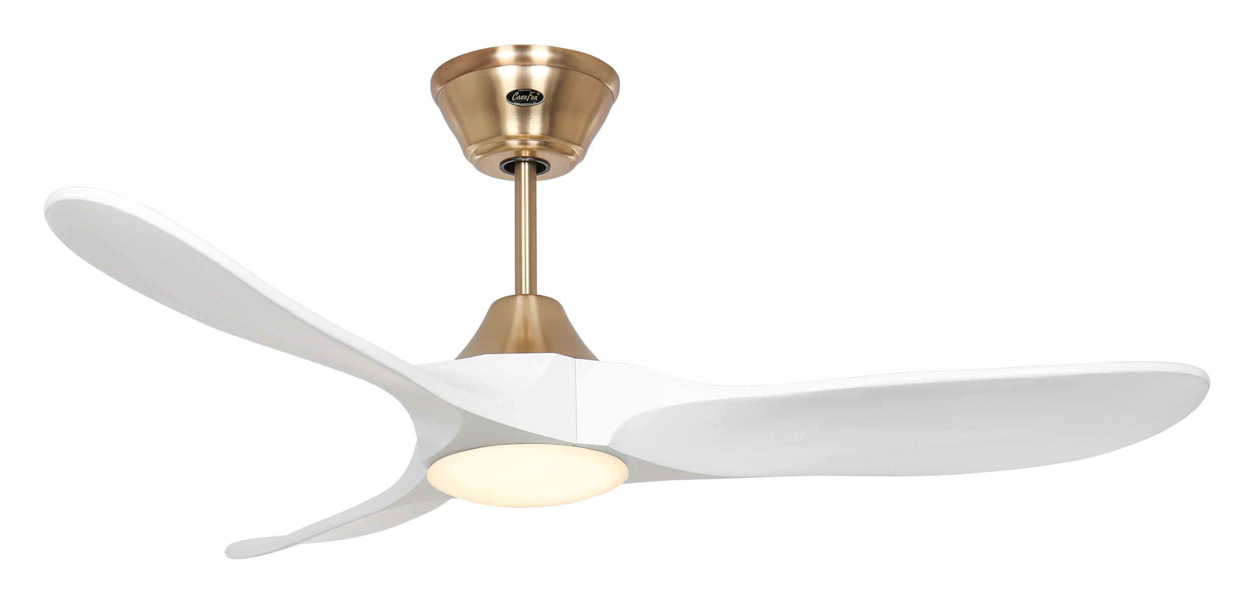 Un ventilatore da soffitto bianco con tre pale curve, un alloggiamento motore color oro e una luce centrale. Lo sfondo è bianco.