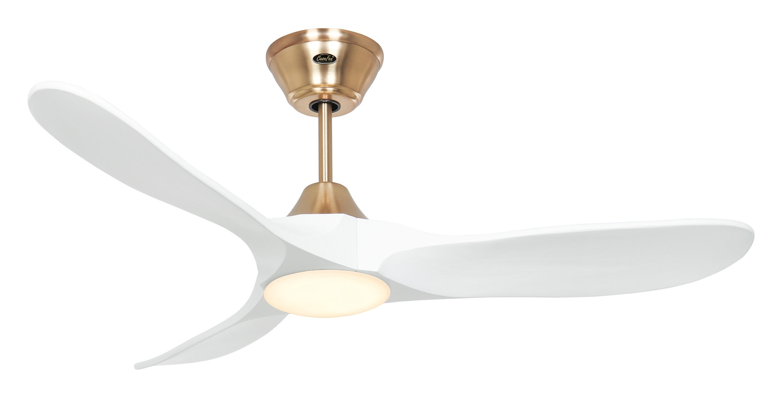 Un ventilatore da soffitto bianco con tre pale e un alloggiamento motore dorato. Ha una luce incorporata.