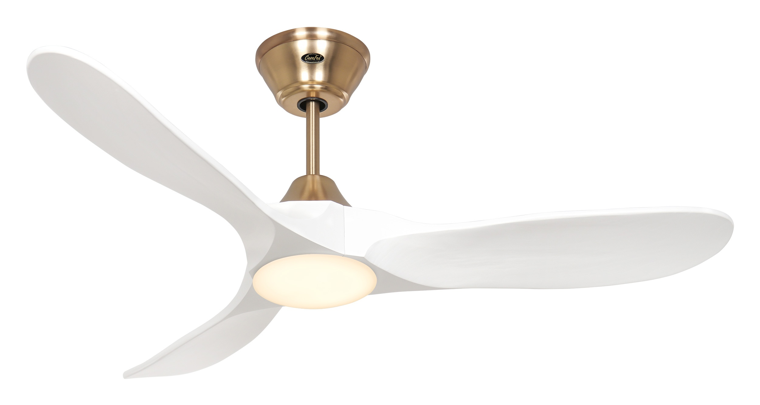 Un ventilatore da soffitto bianco con tre pale, un alloggiamento motore color oro e una luce centrale. Lo sfondo è bianco.