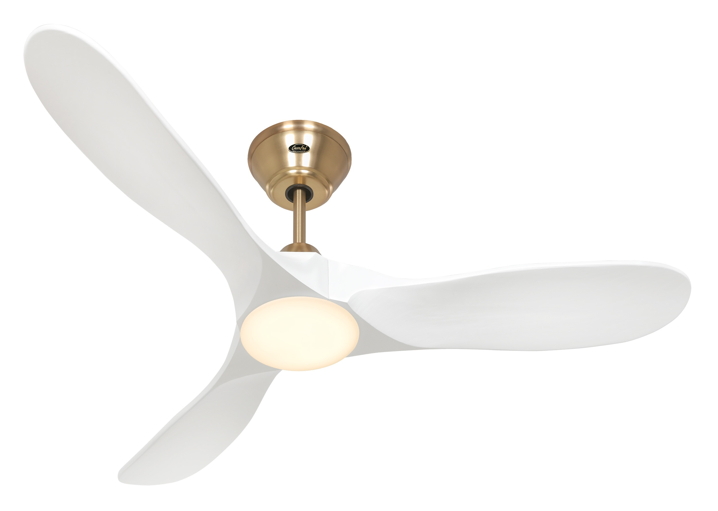 Un ventilatore da soffitto moderno con tre pale bianche. Ha un alloggiamento motore color bronzo e una luce centrale.