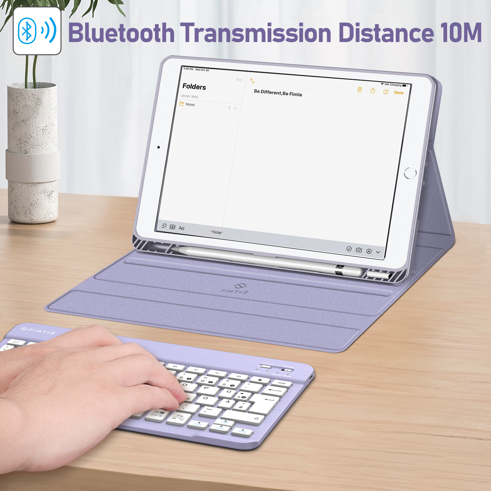 Eine Person, die auf einer lila Tastatur tippt. Im Hintergrund ist ein Tablet mit lila Hülle zu sehen. Bluetooth-Informationen sind sichtbar.