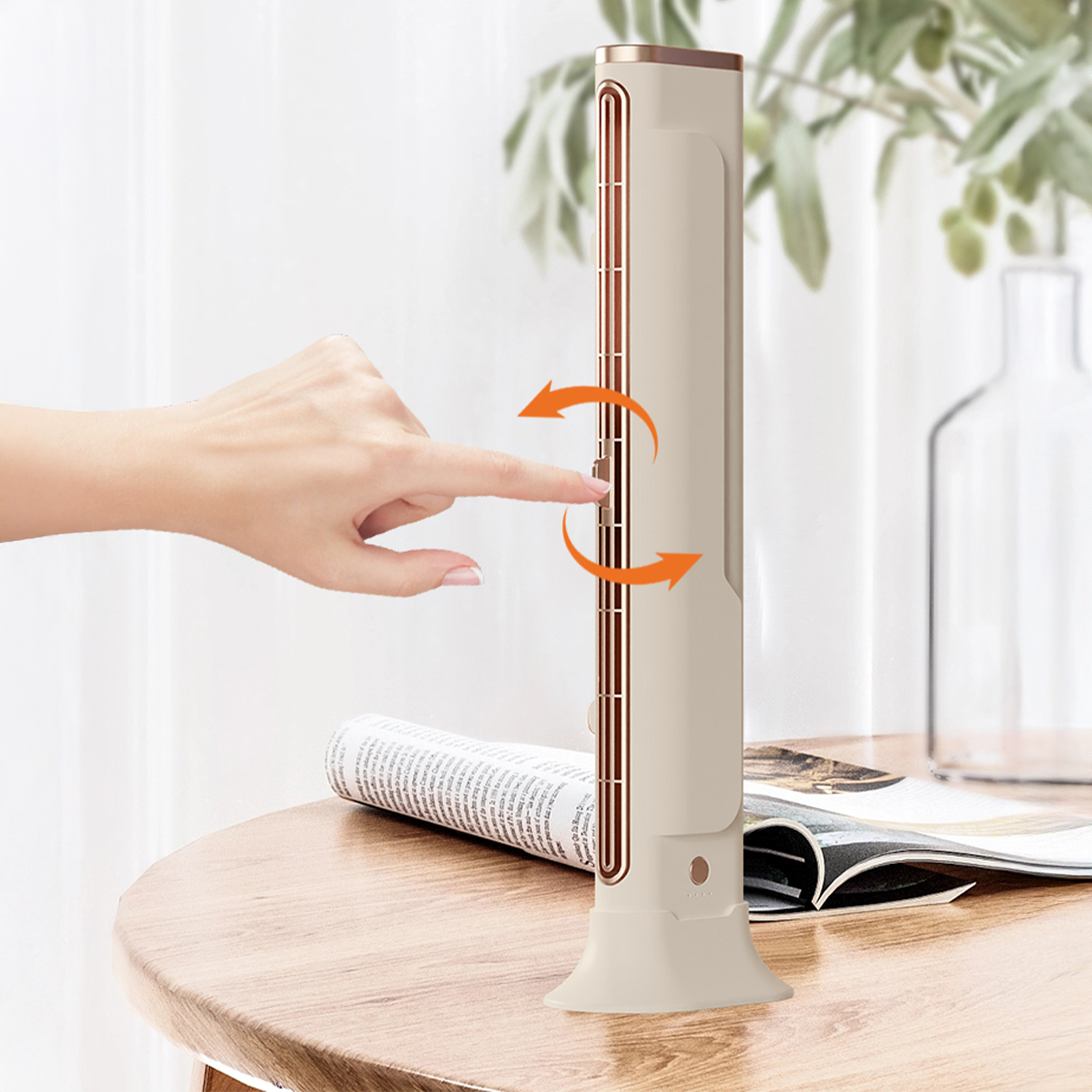 Un ventilatore beige è su un tavolo di legno. Una mano indica il controllo del ventilatore. Anche un giornale e un vaso sono sul tavolo.