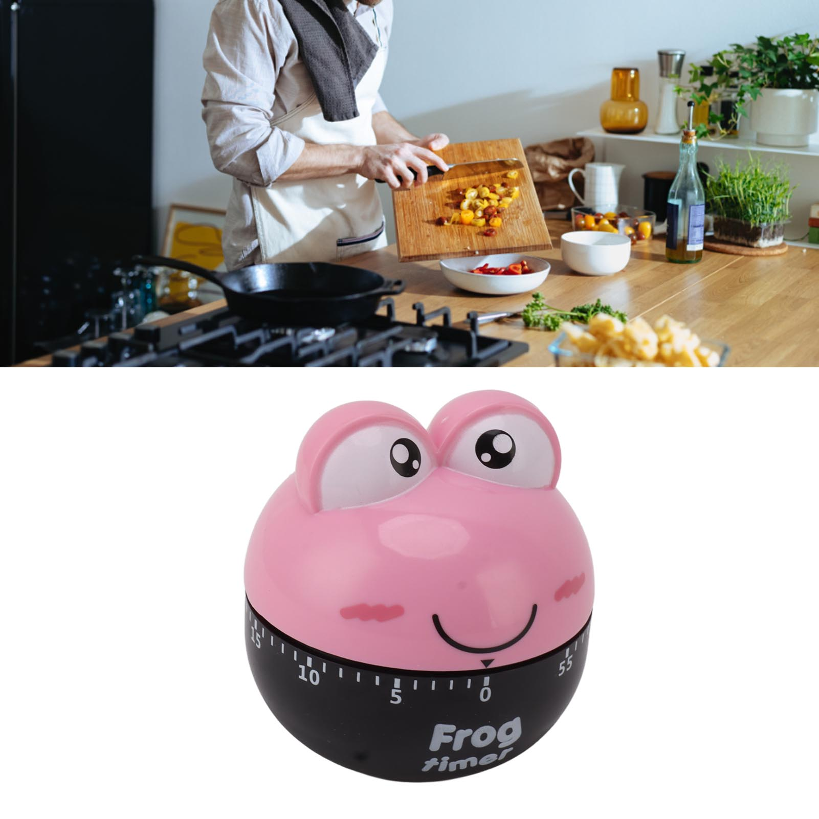 Eine Person kocht in der Küche. Vorne steht ein rosa Frosch-Timer. Gehacktes Gemüse auf einem Holzbrett.