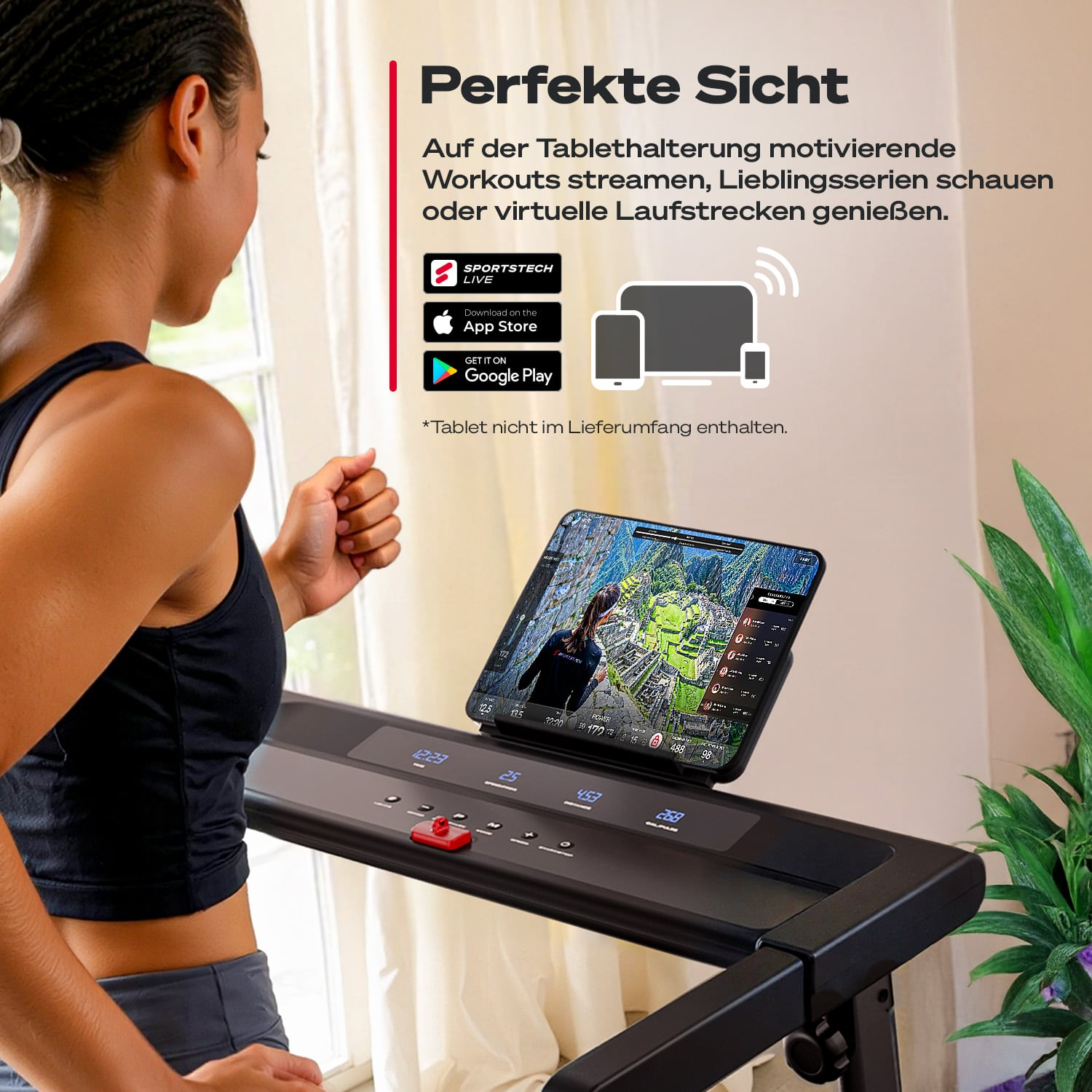 Frau auf dem Laufband, blickt auf Tablet mit Trainingsdaten. Text: 'Perfekte Sicht', App-Store-Logos und Pflanze im Hintergrund.