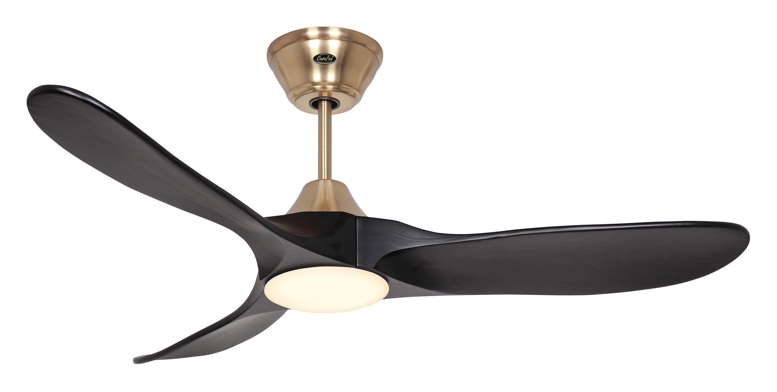 Un ventilatore da soffitto moderno con tre pale nere, un alloggiamento motore dorato e una luce centrale. Lo sfondo è bianco.