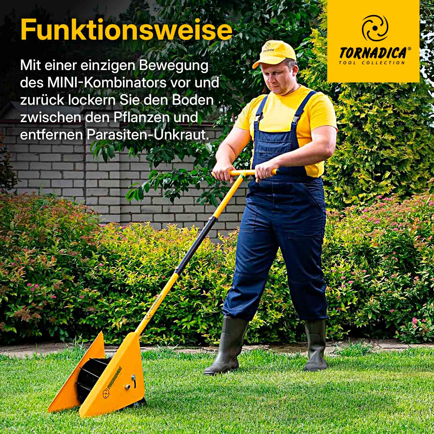 Mann in gelbem Hemd und blauer Latzhose benutzt Gartengerät auf Gras. Pflanzen und Backsteinmauer im Hintergrund.