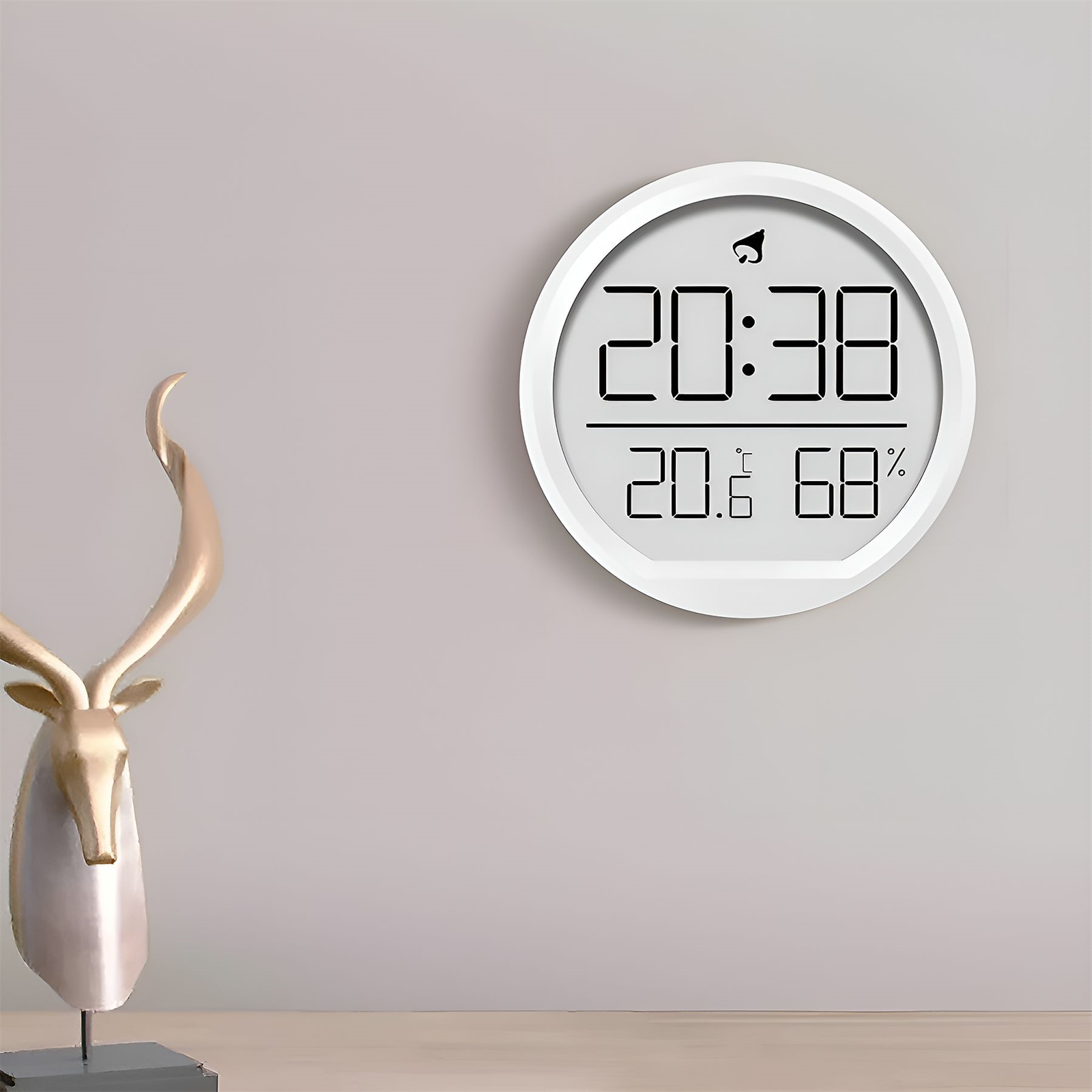 Eine weiße Digitaluhr zeigt 20:38, 20,6°C und 68%. Links steht eine goldene Hirschkopfstatue.