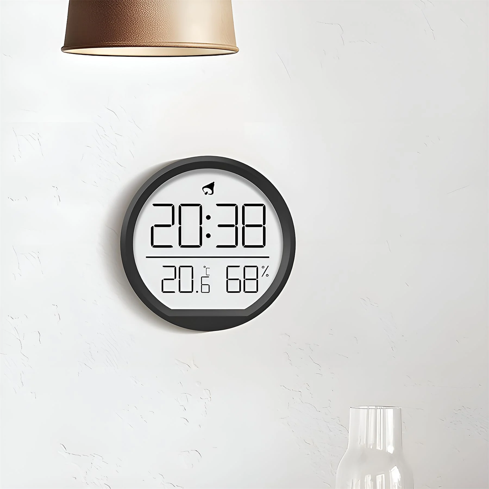 Eine digitale Wanduhr zeigt 20:38, 20,6 °C und 68 % Luftfeuchtigkeit an. Eine beige Lampe und eine Glasvase sind ebenfalls sichtbar.