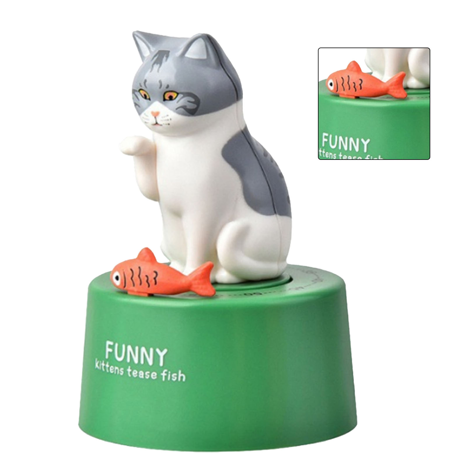 Ein katzenförmiger Küchentimer mit grünem Sockel und einem orangefarbenen Fisch. Der Timer sagt: 'Funny, kittens tease fish'.