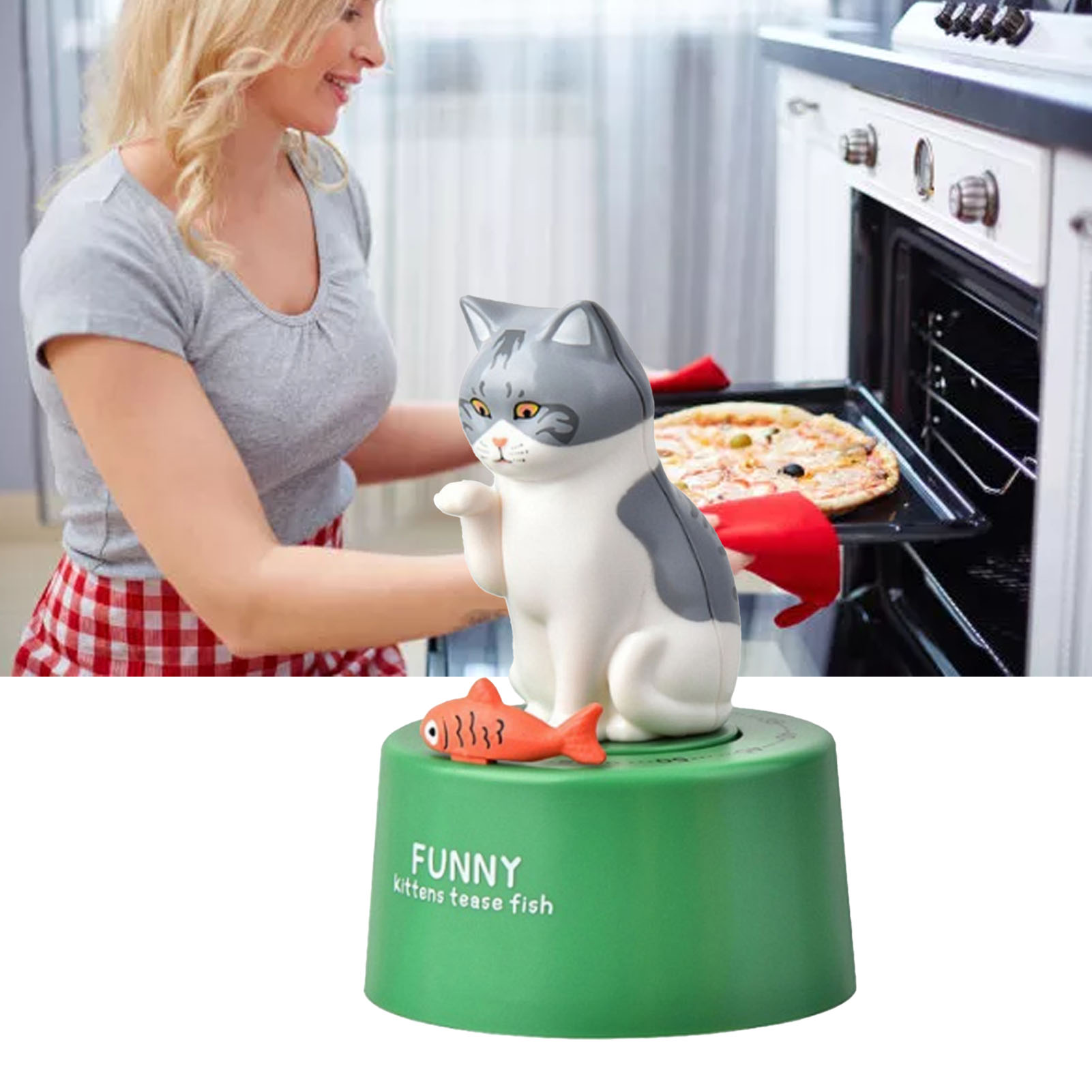 Eine Frau in der Nähe eines Ofens, ein katzenförmiger Timer und eine Pizza. Der Timer hat einen Fisch. Die Pizza ist im Ofen.