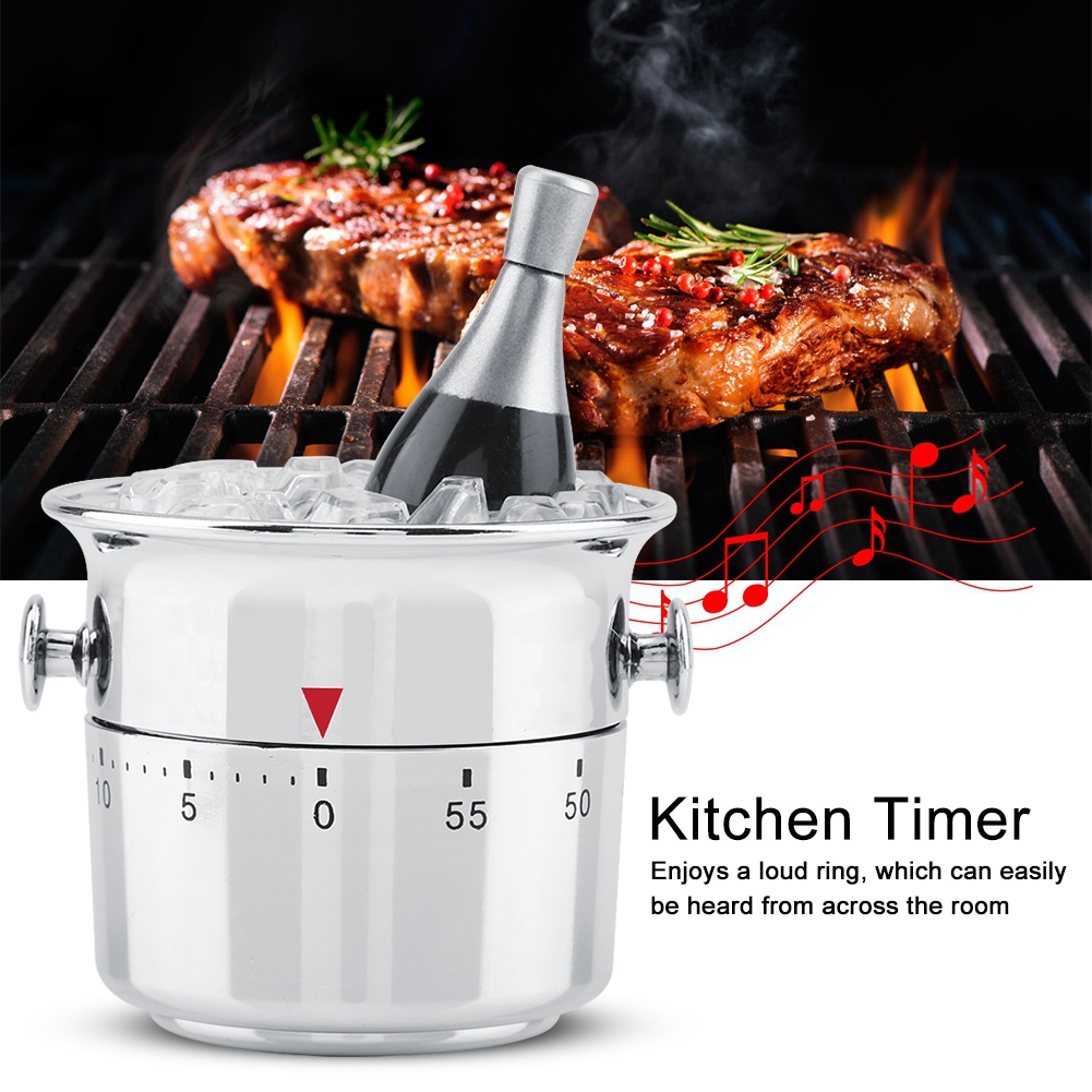 Ein Küchentimer mit einer Weinflasche im Eis. Steaks grillen im Hintergrund auf einem Grill. Noten werden angezeigt.