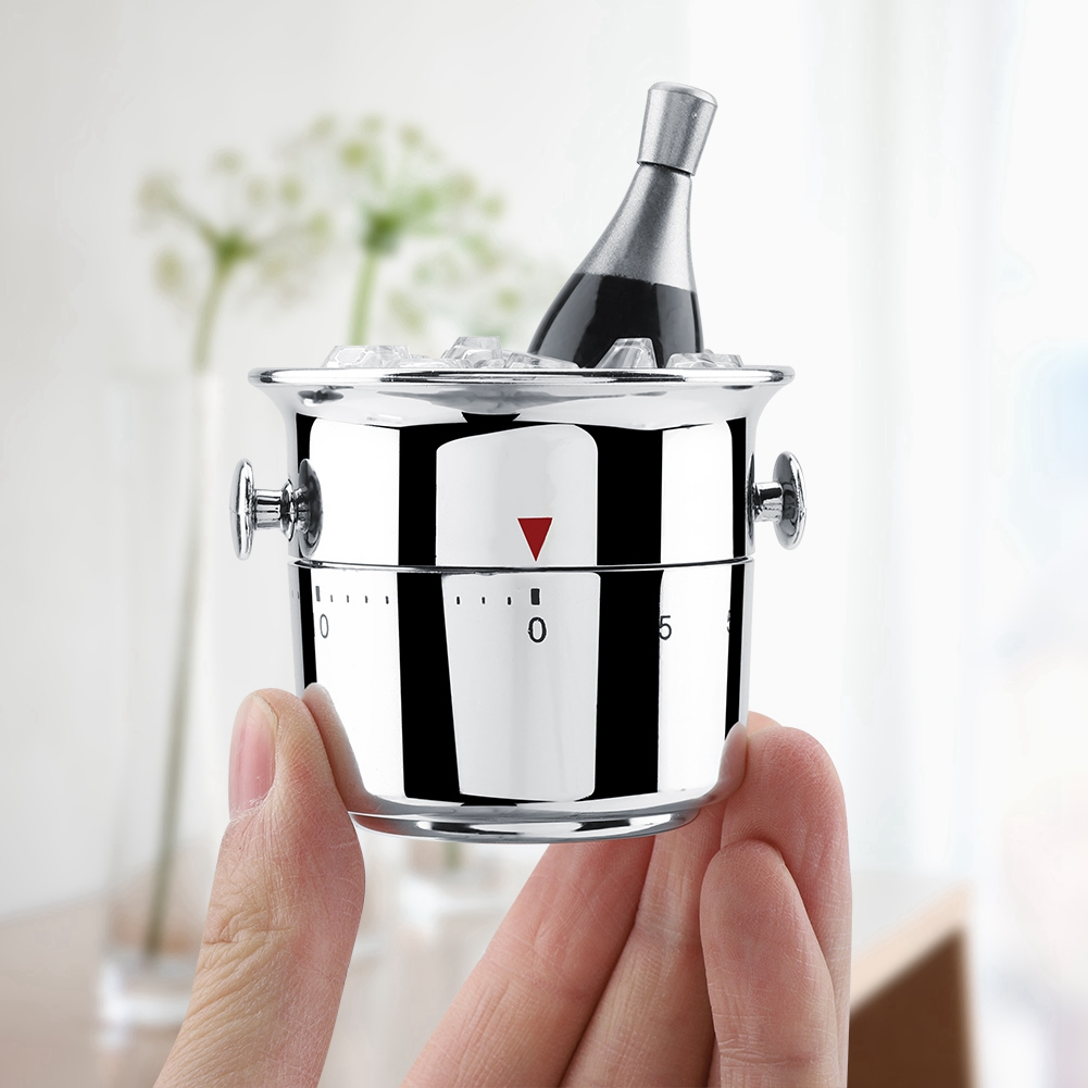 Eine Hand hält einen Timer in Form eines Champagner-Eimers. Darin befindet sich eine Flasche mit Eis. Der Timer zeigt null Minuten.