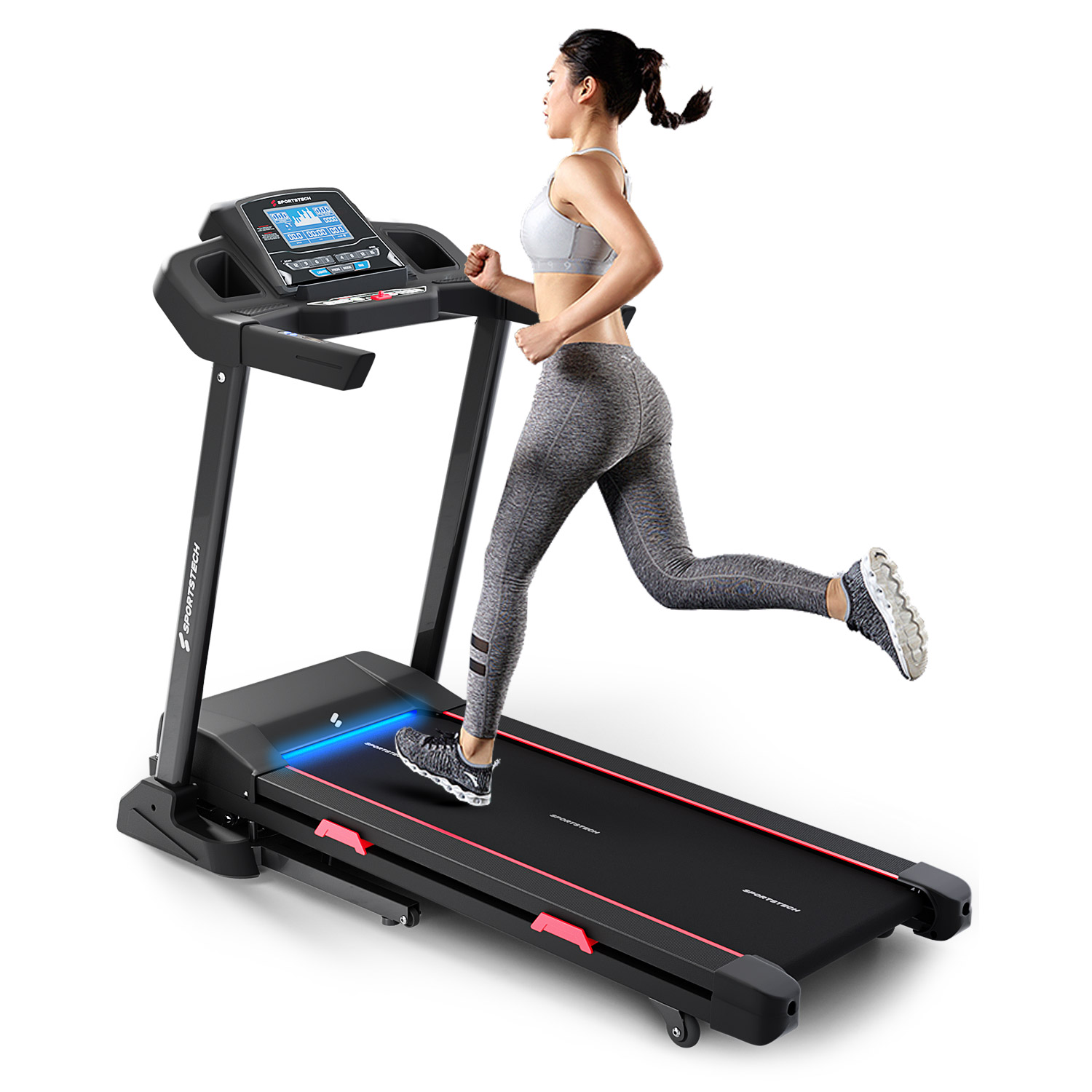 Eine Frau läuft auf einem Laufband. Das Laufband ist schwarz mit roten Akzenten. Sie trägt Sportkleidung. Der Hintergrund ist weiß.
