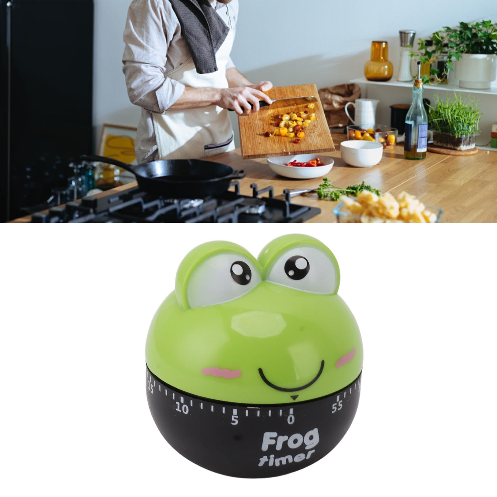 Eine Person in einer Küche bereitet Essen zu. Ein froschförmiger Timer ist im Vordergrund. Gemüse liegt auf einem Schneidebrett.