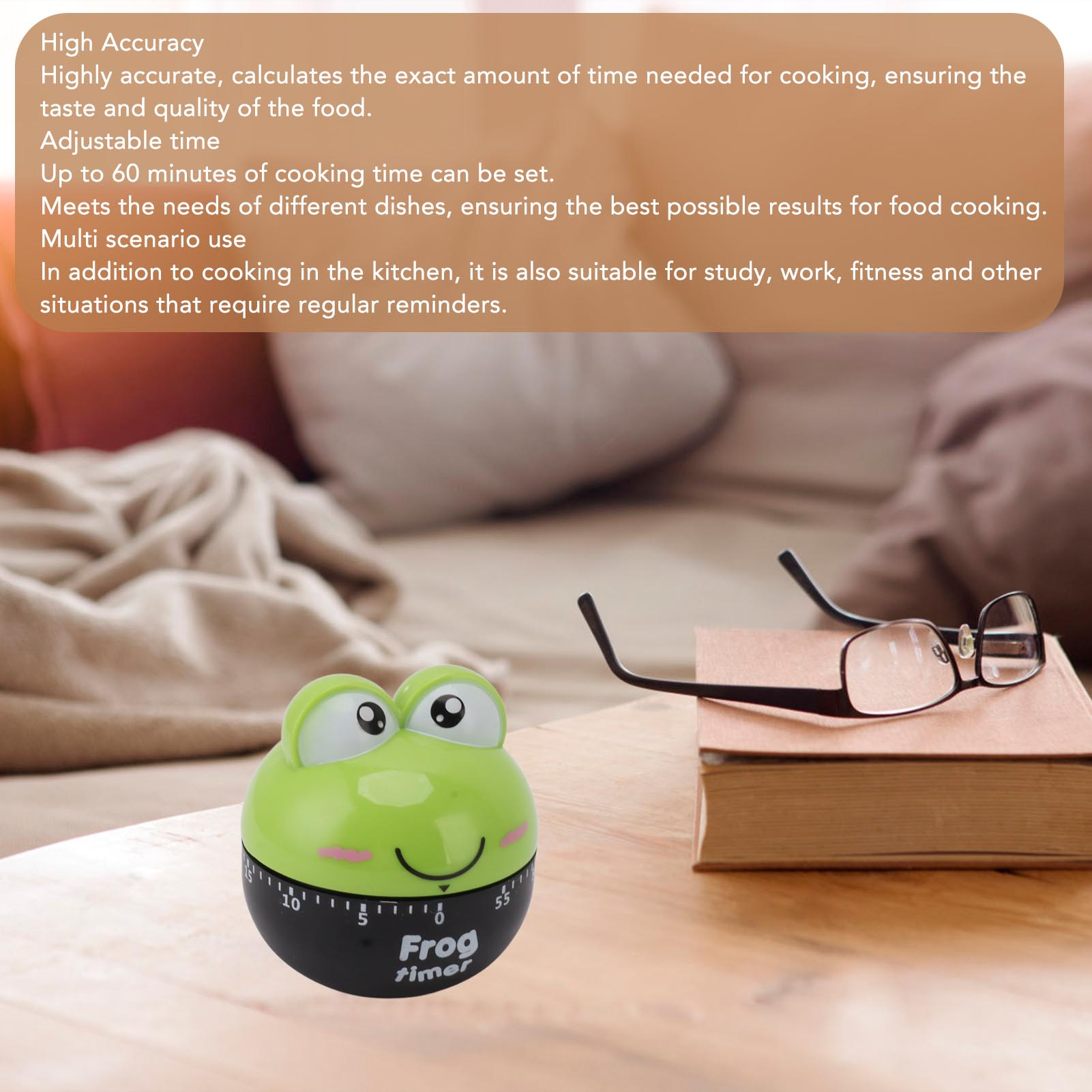 Ein grüner Frosch-Timer mit schwarzem Sockel. Eine Brille liegt auf einem Buch. Der Hintergrund ist verschwommen, mit Brauntönen.