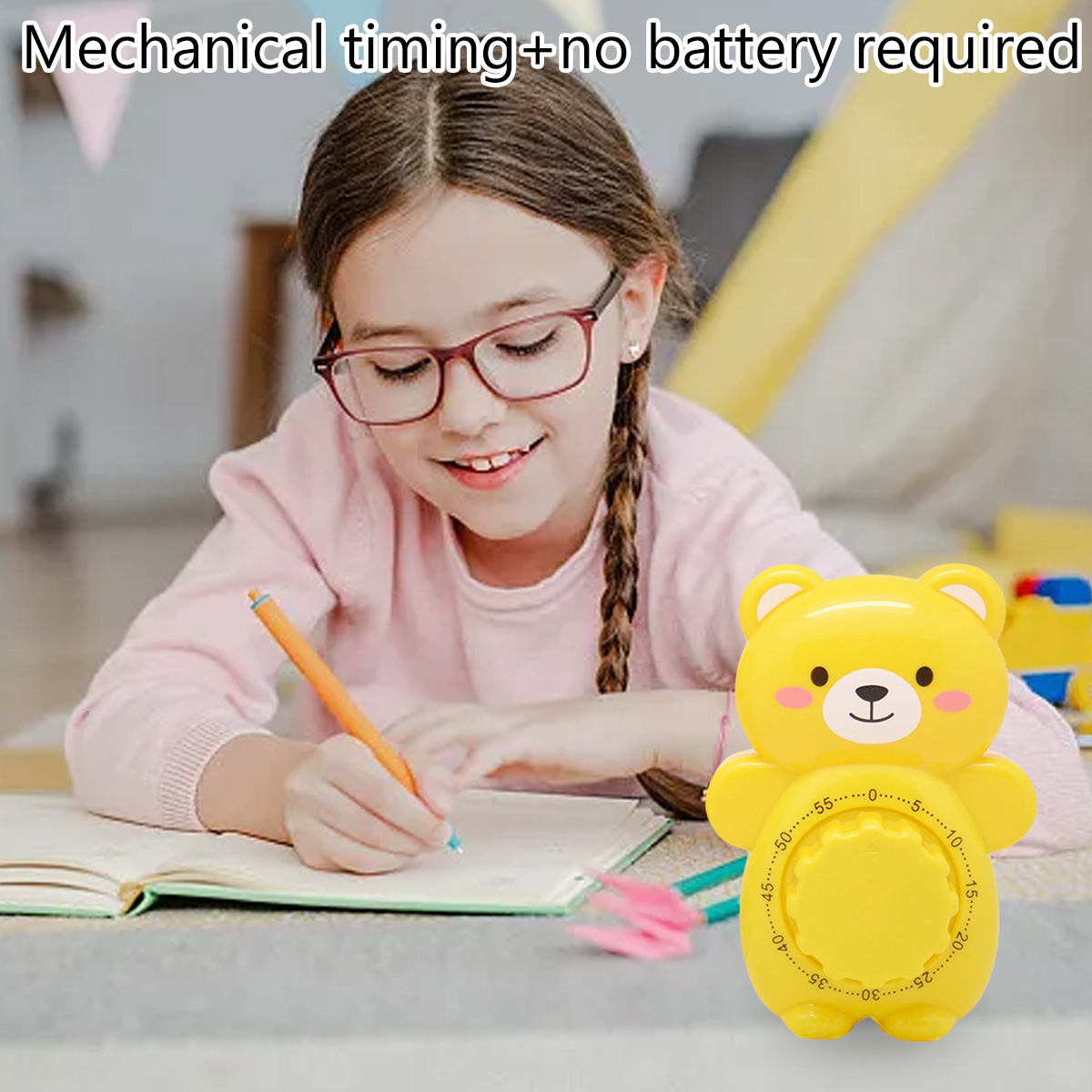Ein Mädchen mit Brille schreibt in ein Buch. Ein gelber Bär-Timer steht auf dem Tisch. Der Hintergrund ist verschwommen.