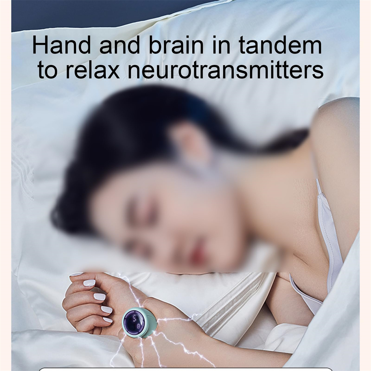 Eine Person liegt auf einem Bett und hält ein Gerät am Handgelenk. Der Text lautet: 'Hand und Gehirn im Tandem zur Entspannung der Neurotransmitter'.