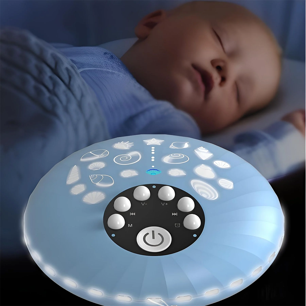 Ein Baby schläft friedlich in einem Kinderbett. Im Vordergrund befindet sich ein blaues Nachtlicht mit beleuchteten Formen und Bedienelementen.